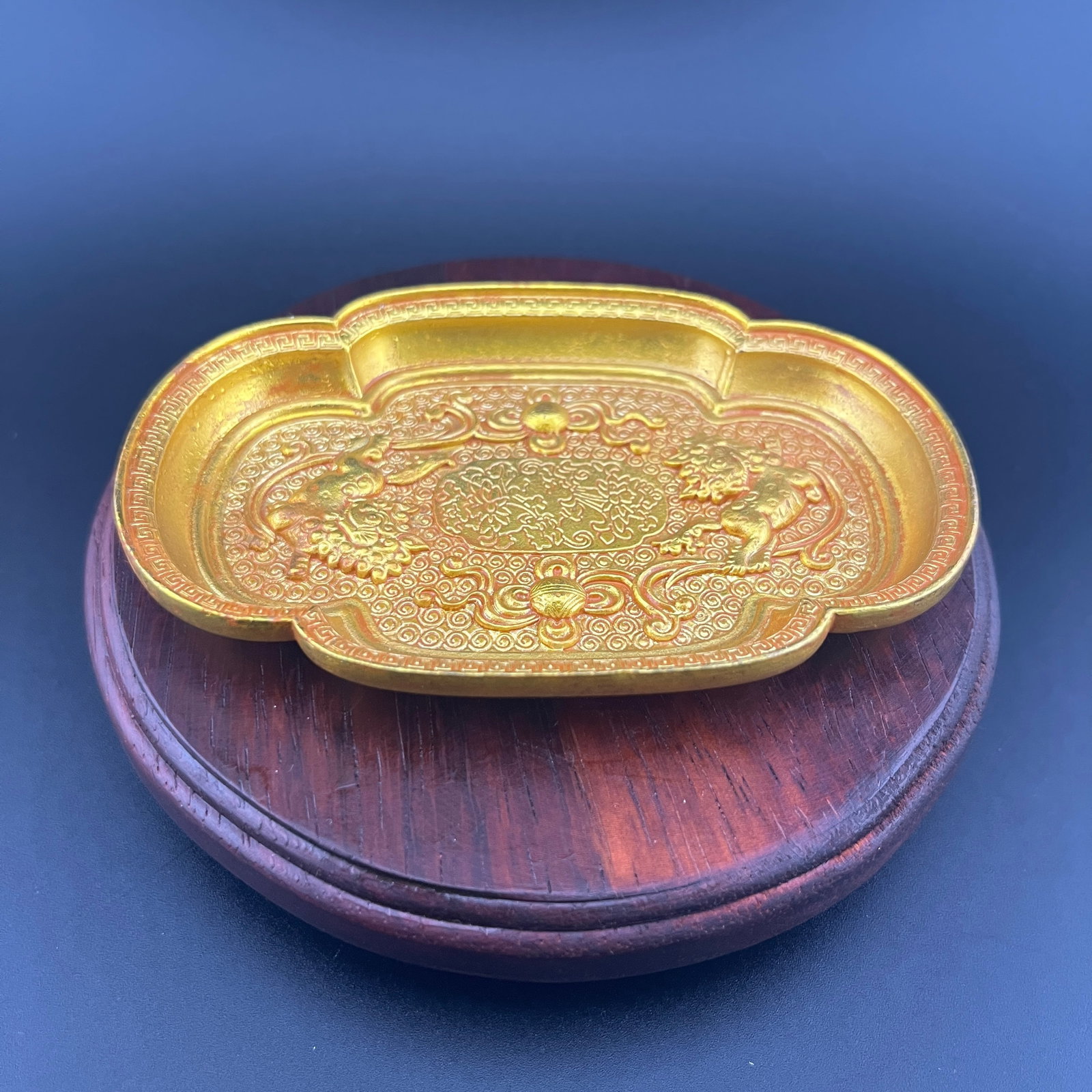 A FINE GILT BRONZE DRAGON PATTERN SMALL PLATE - 2