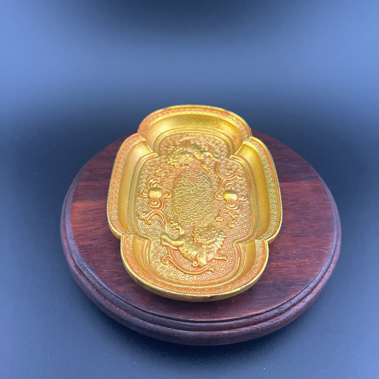 A FINE GILT BRONZE DRAGON PATTERN SMALL PLATE - 3