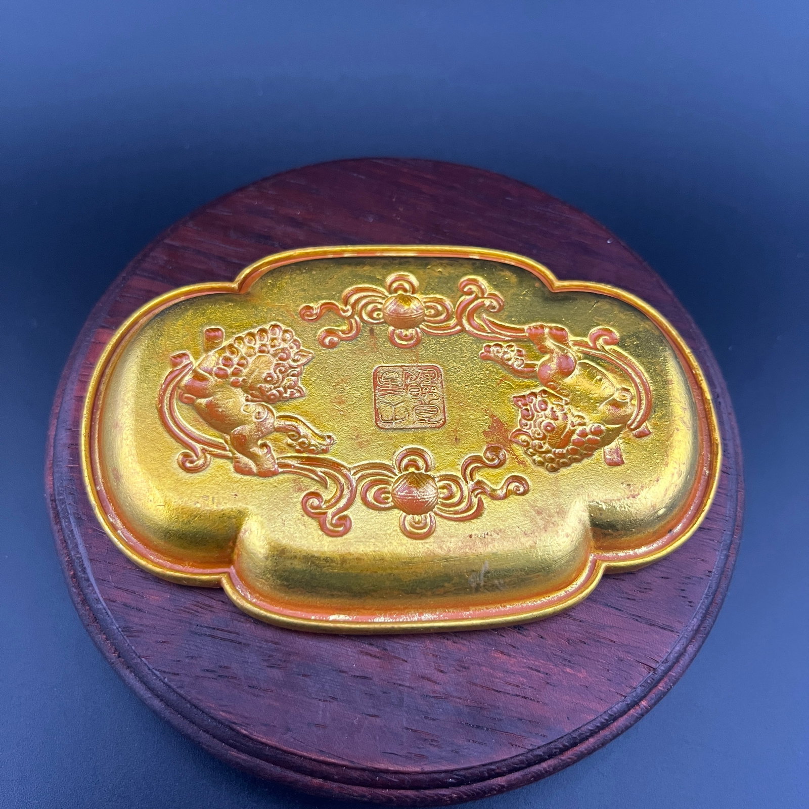 A FINE GILT BRONZE DRAGON PATTERN SMALL PLATE - 4