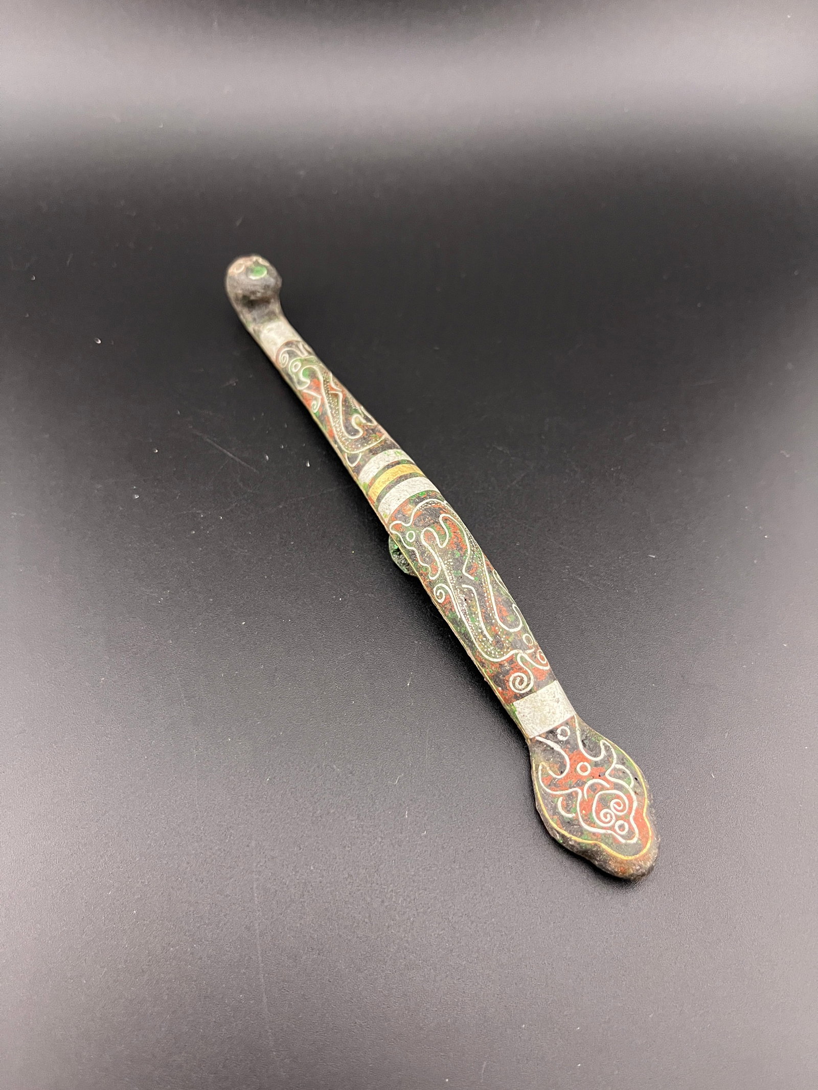 A FINE SILVER INLAYED BRONZE BELT HOOK (1 of 6)