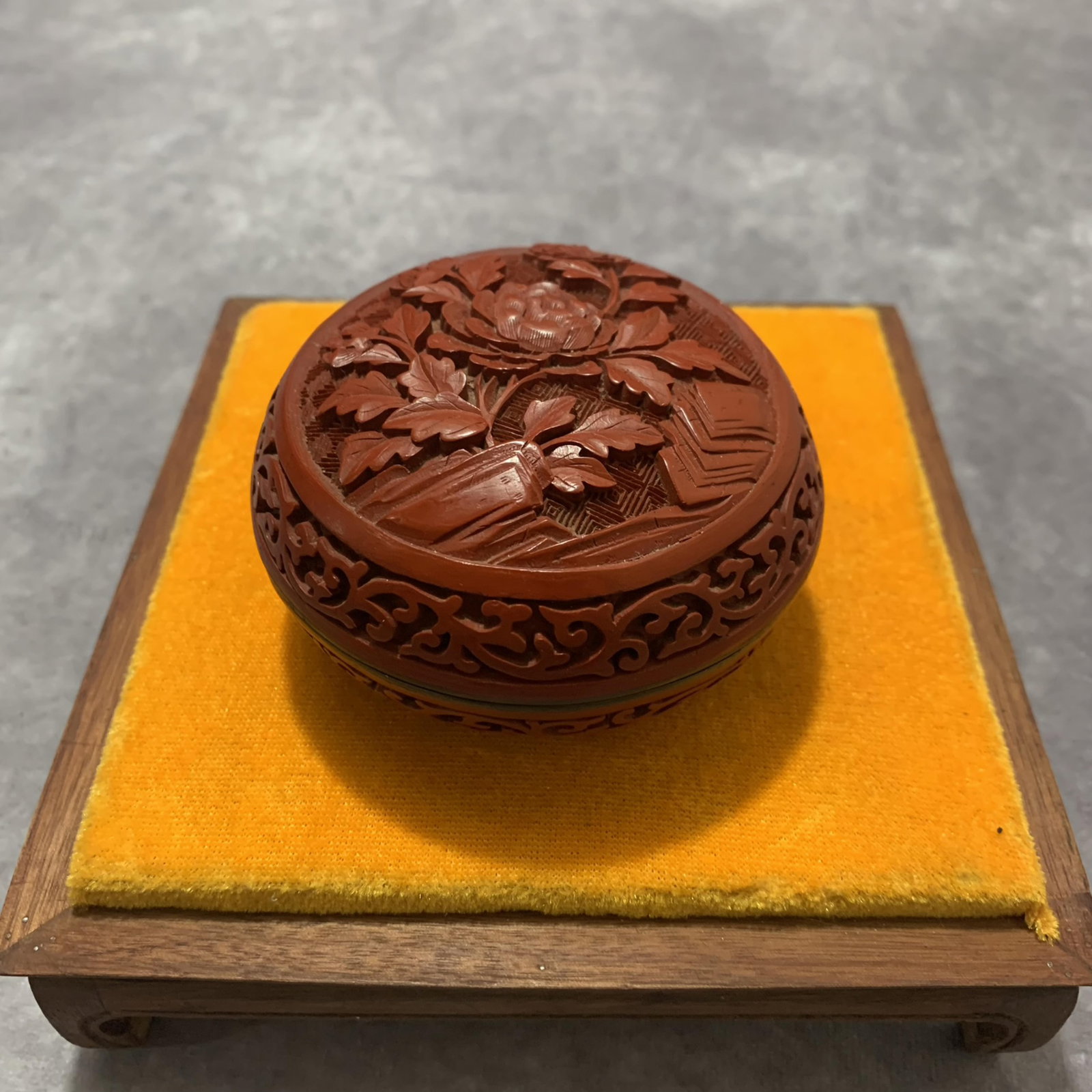 A FINE SMALL RED CARVED LACQUER BOX: 20th Century; Long: 3.5 inch; Width: 3.5 inch; High: 2.2 inch; Woodbase for picture and display only