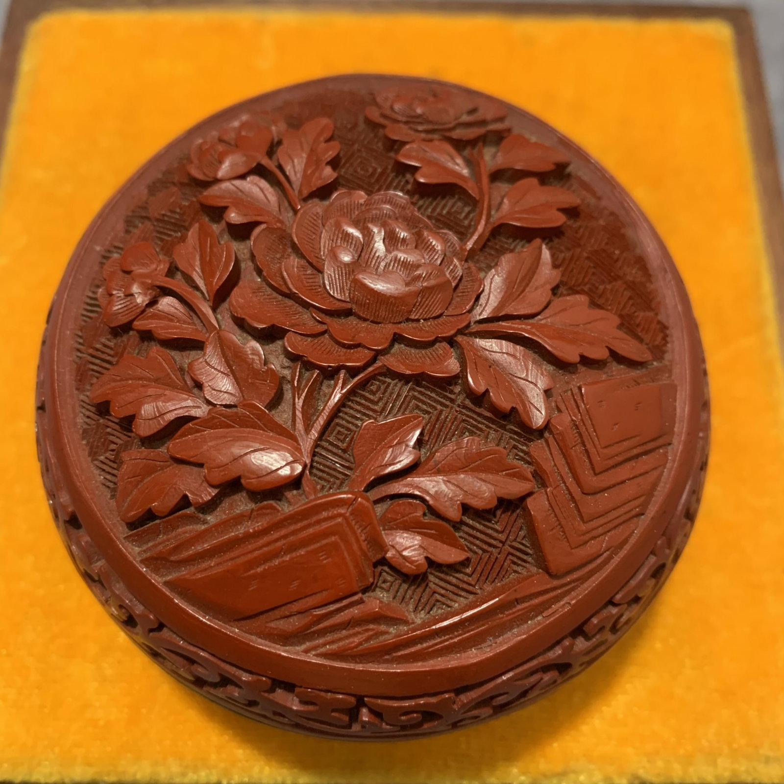 A FINE SMALL RED CARVED LACQUER BOX - 2