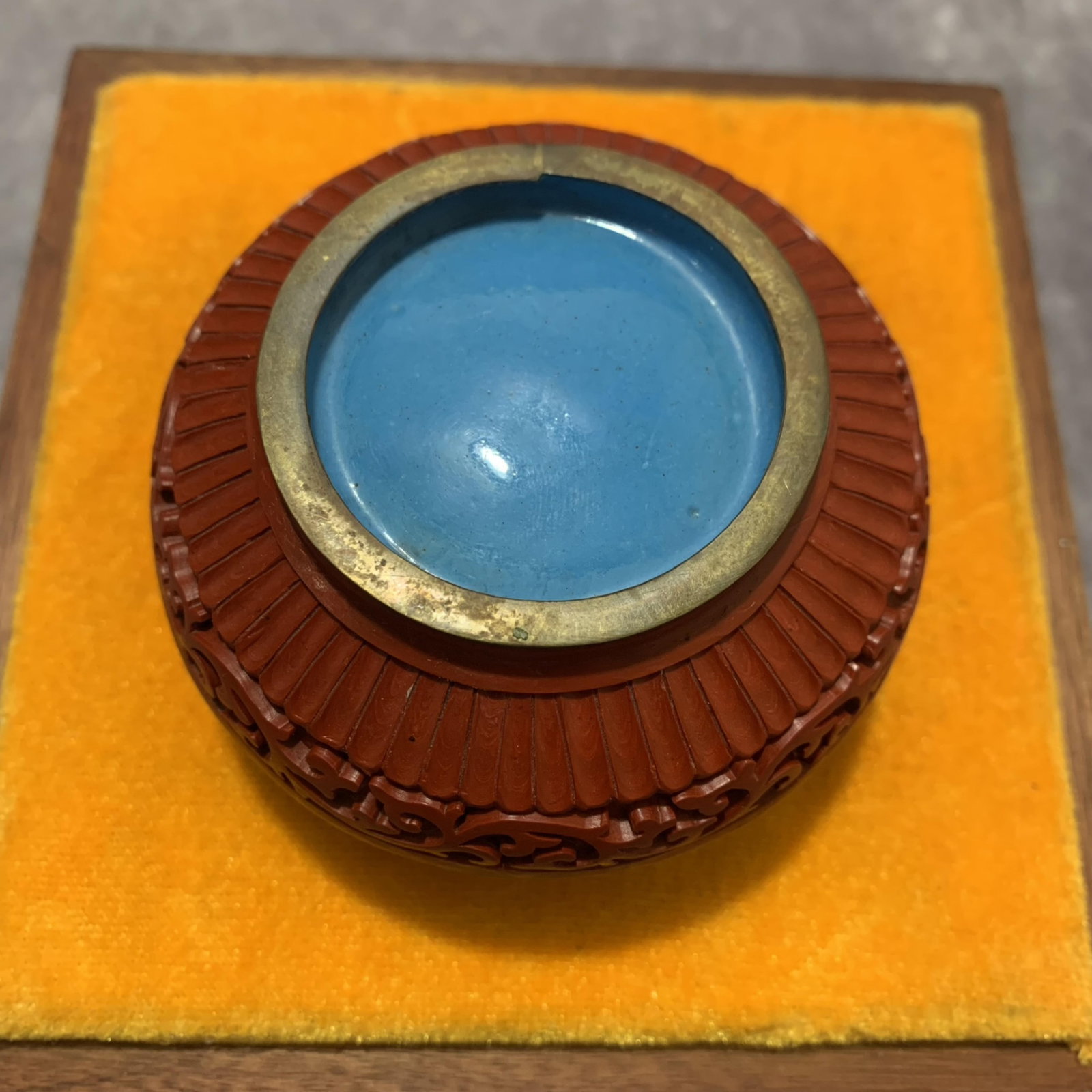 A FINE SMALL RED CARVED LACQUER BOX - 4