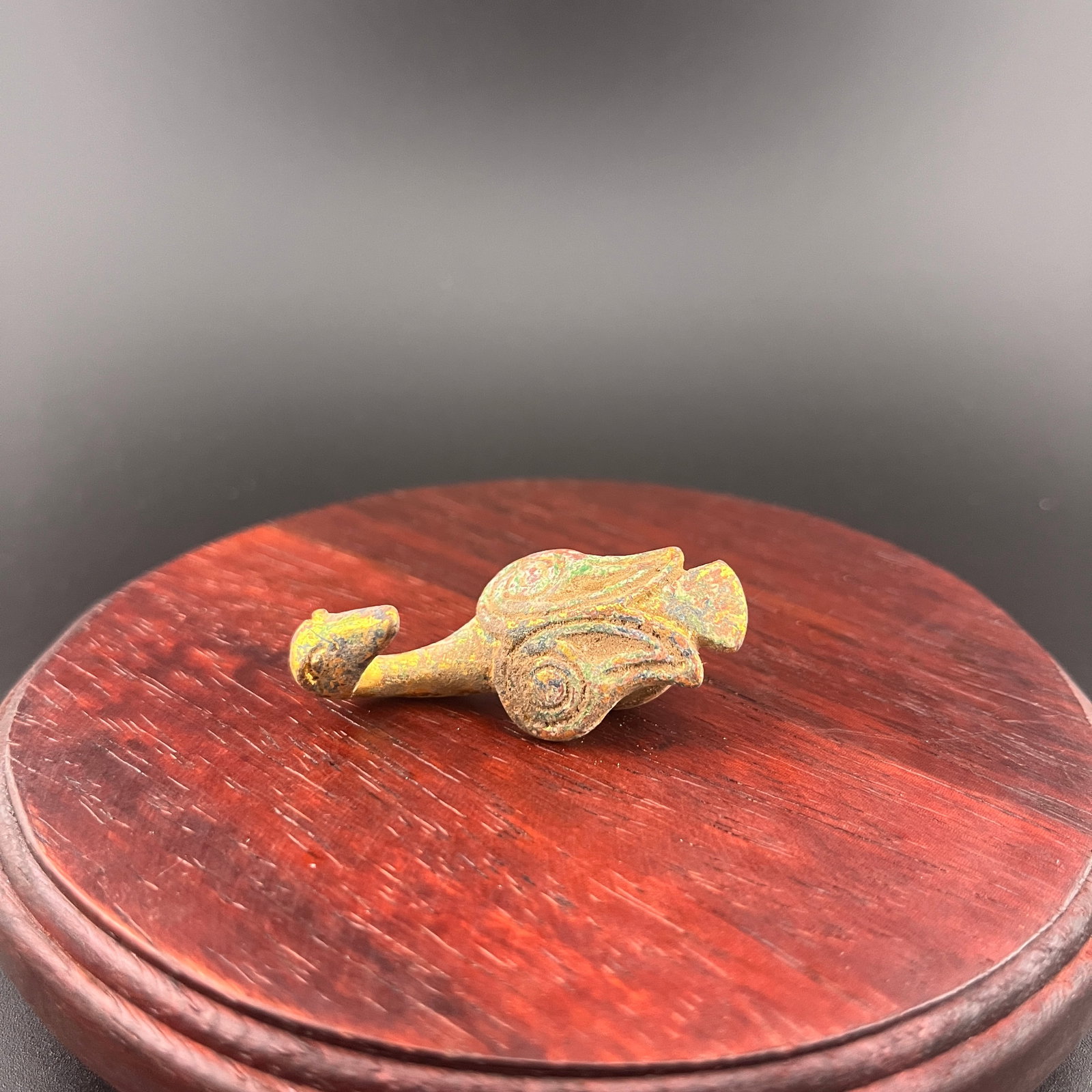 A FINE GILT BRONZE BELT HOOK PHOENIX BIED MOTIF: Han Dynasty Style; Long: 1.9 inch; Width: 0.8 inch; High: 1.1 inch; Woodbase for picture and display only