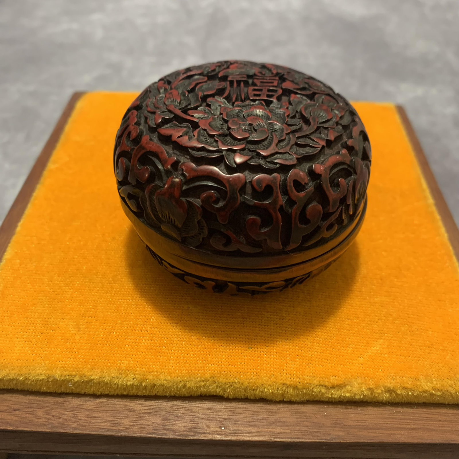 A FINE SMALL RED CARVED LACQUER BOX (1 of 5)