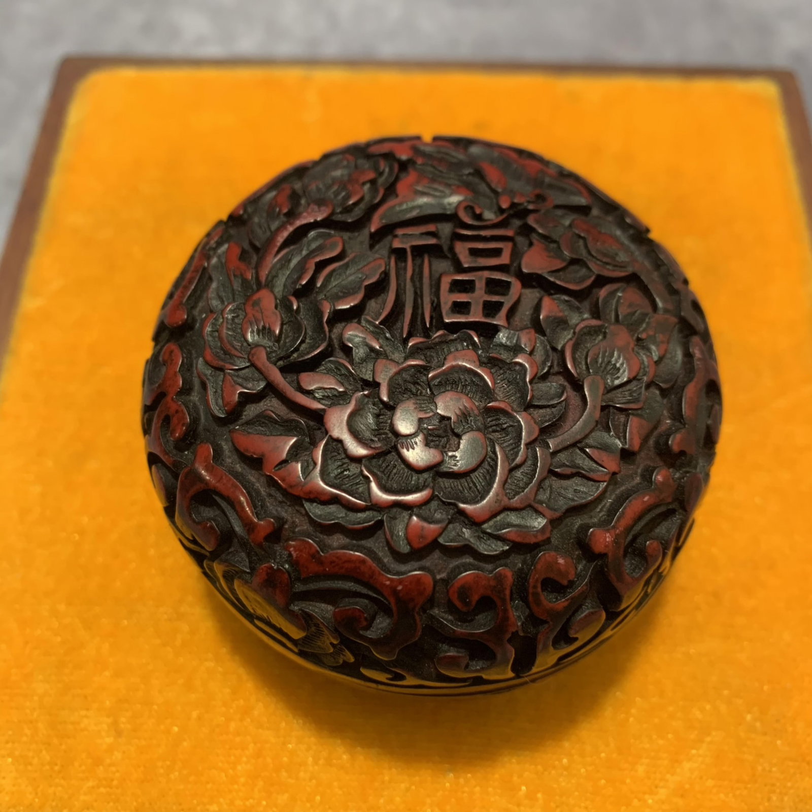 A FINE SMALL RED CARVED LACQUER BOX - 2
