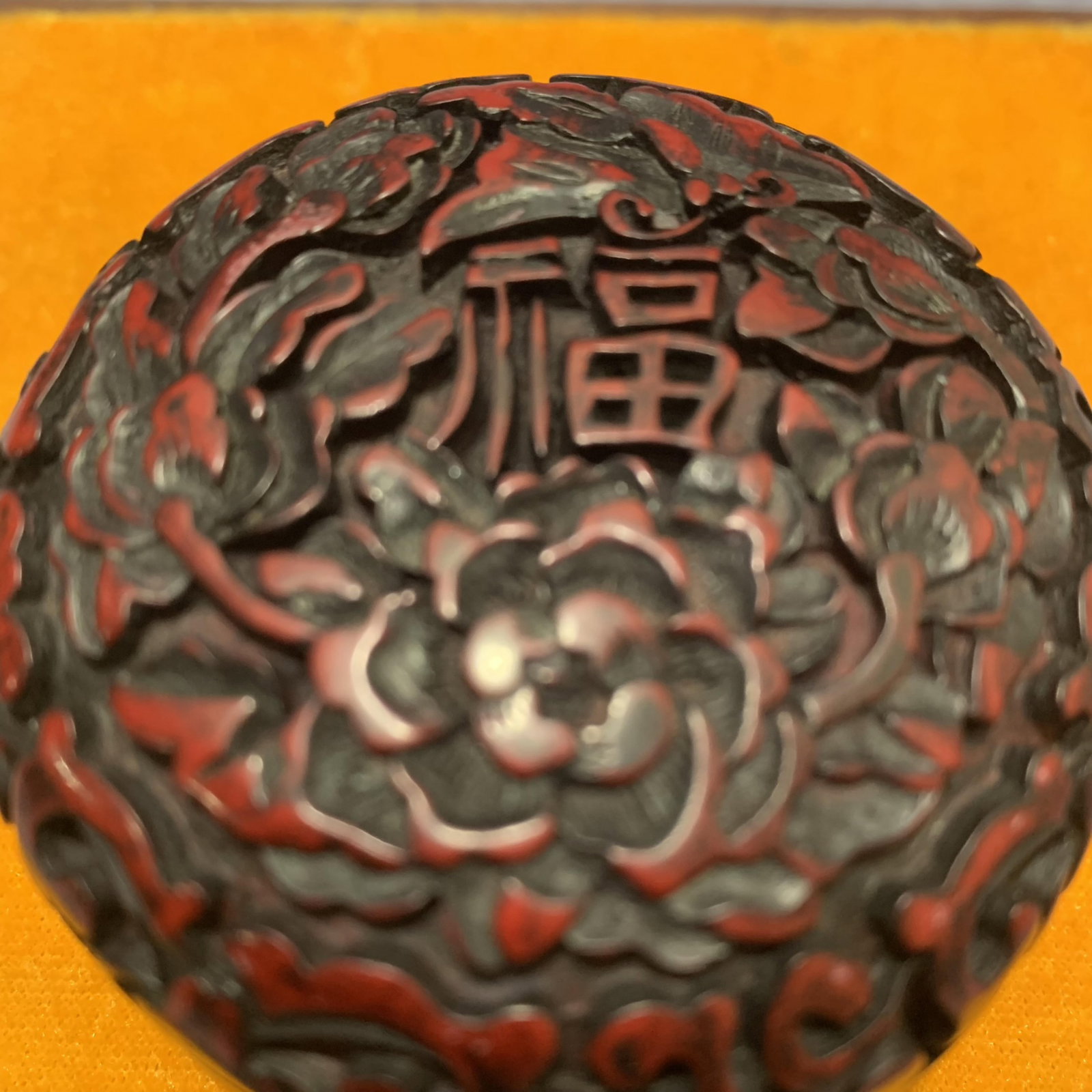 A FINE SMALL RED CARVED LACQUER BOX - 3