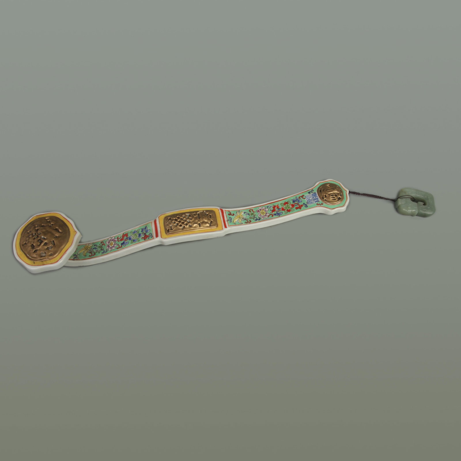 A REAR FAMILLE ROSE FLOWER PATTER PORCELAIN RU YI: Qing Dynasty; Qing Dynasty Qian Long Period; Long: 20.5 inch; Width: 4.5 inch; Woodbase for picture and display only