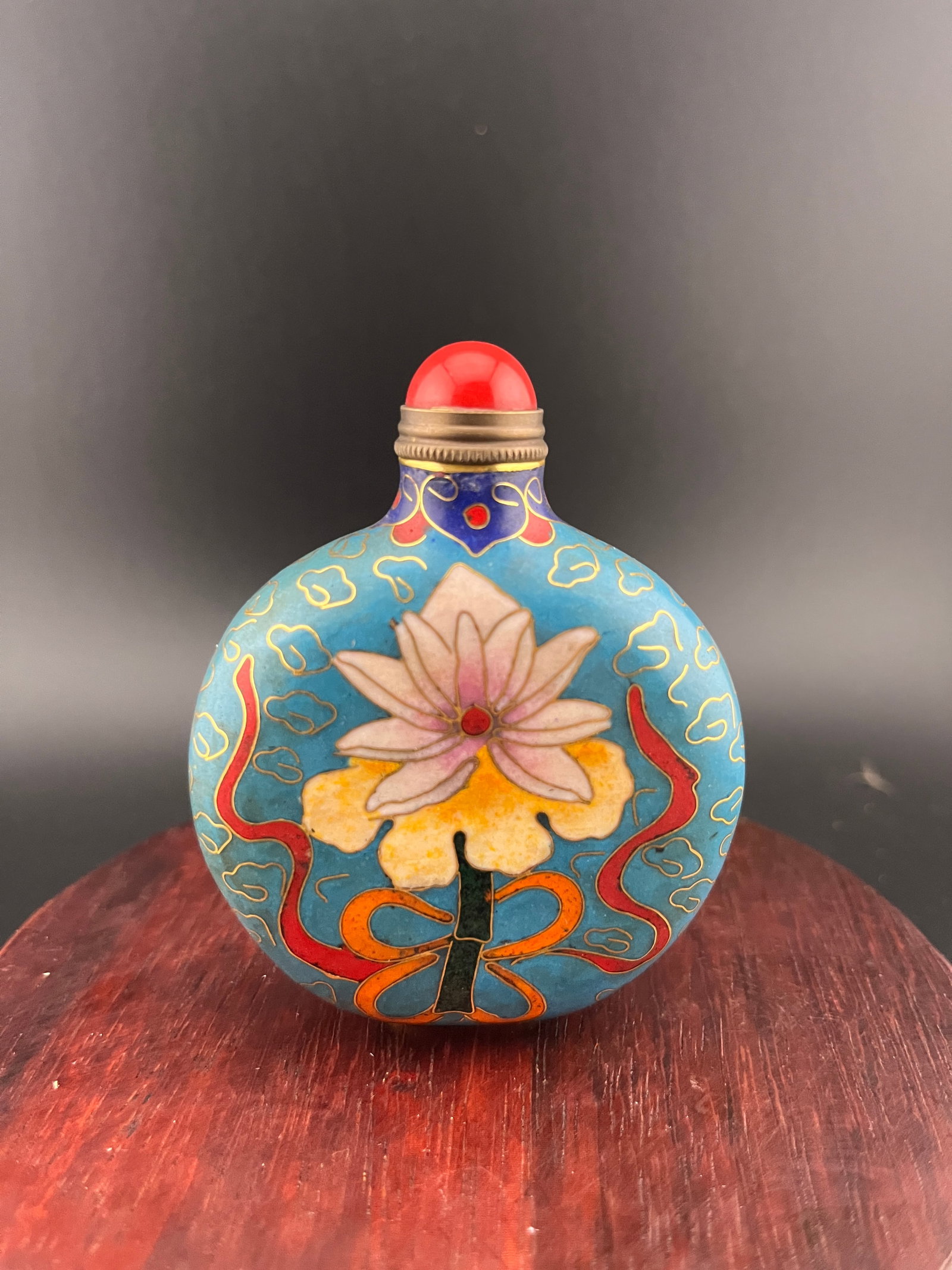 A FINE ENAMEL SNUFF BOTTLE (1 of 5)