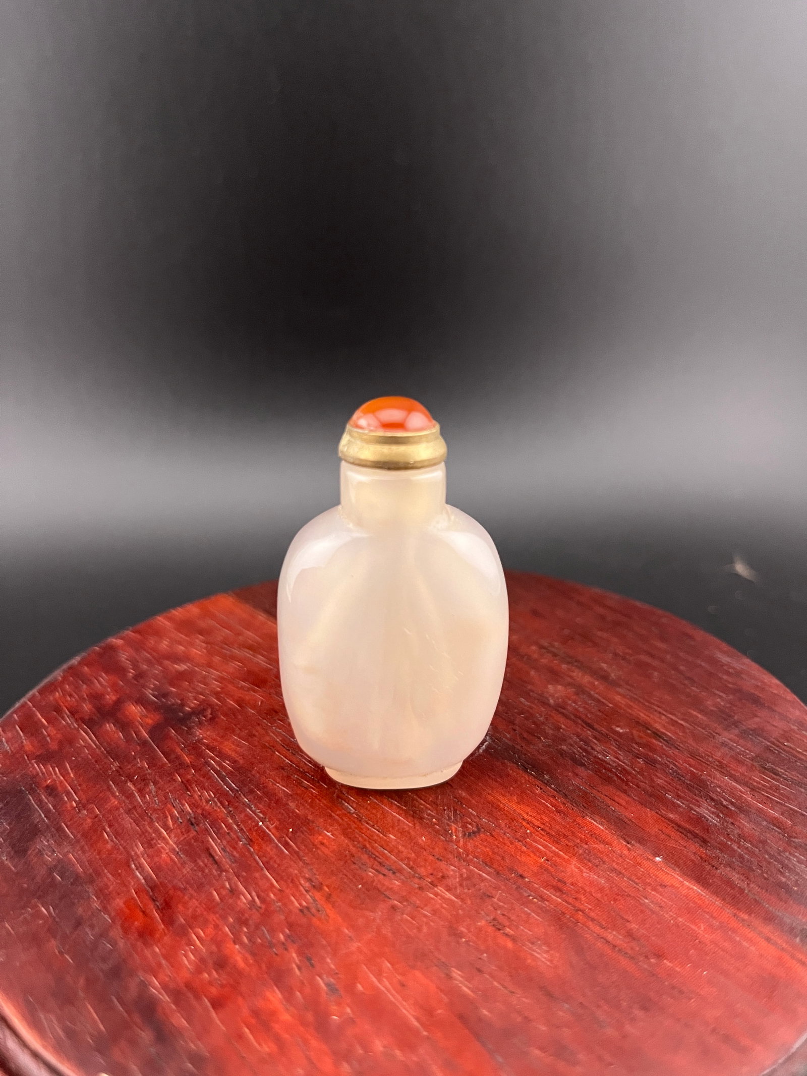 A FINE AGET MADE SNUFF BOTTLE (1 of 5)