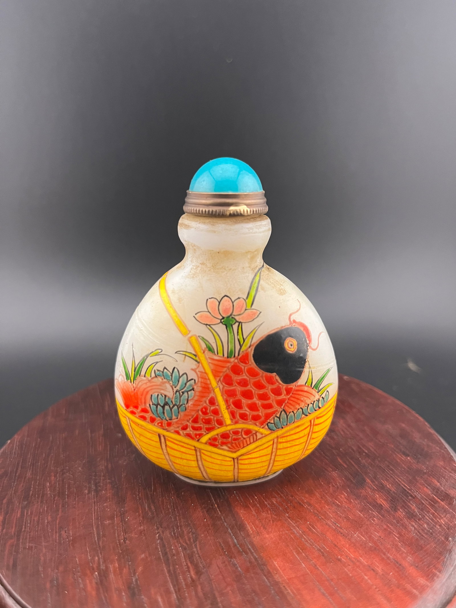 A FINE GLASS MADE FISH PAINTED SNUFF BOTTLE: 20th Century; Long: 2.2 inch; Width:1.2 inch; Heigh: 3.1 inch; Woodbase for picture and display only