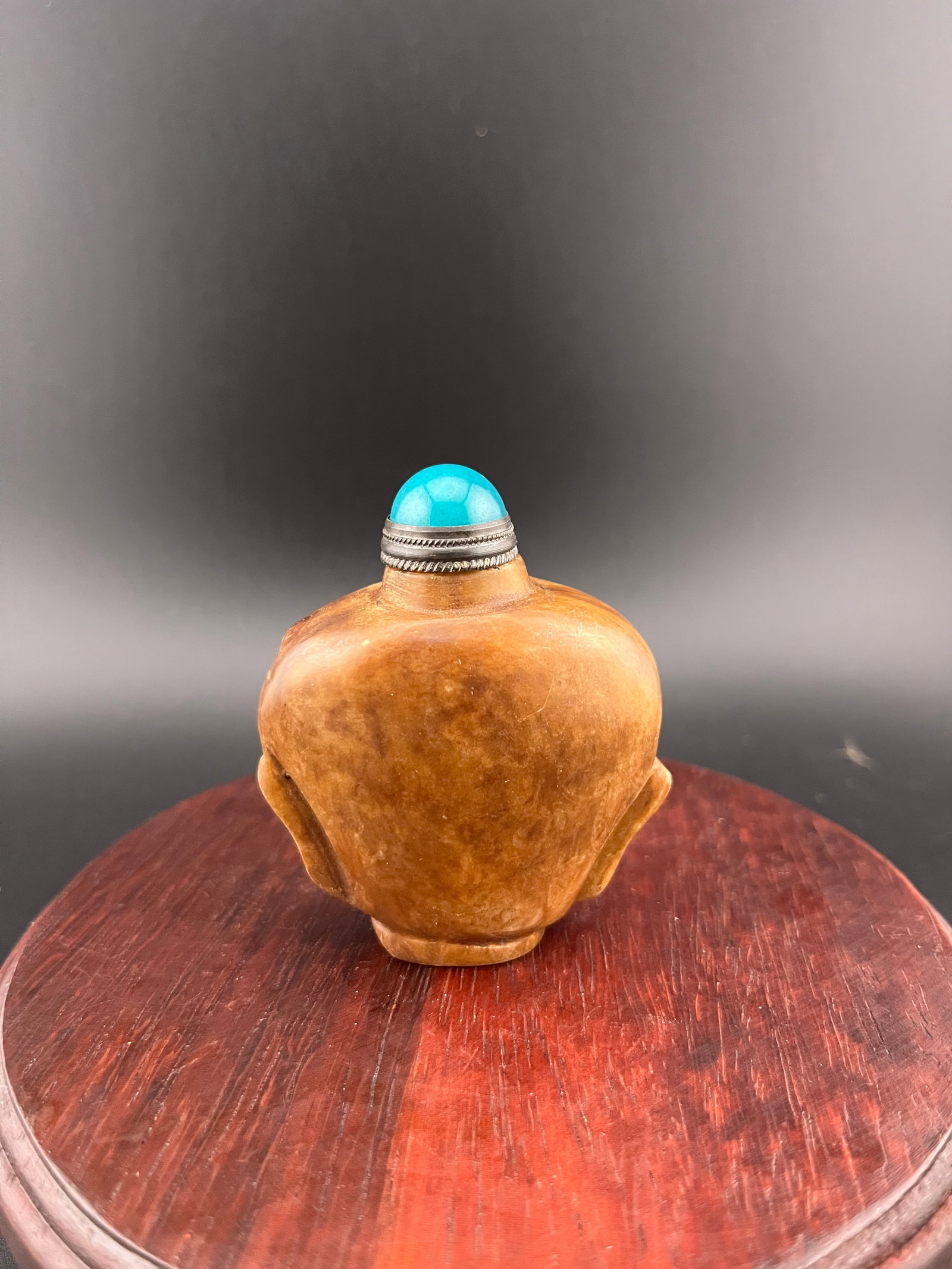 A FINE JADE MADE SNUFF BOTTLE (1 of 5)