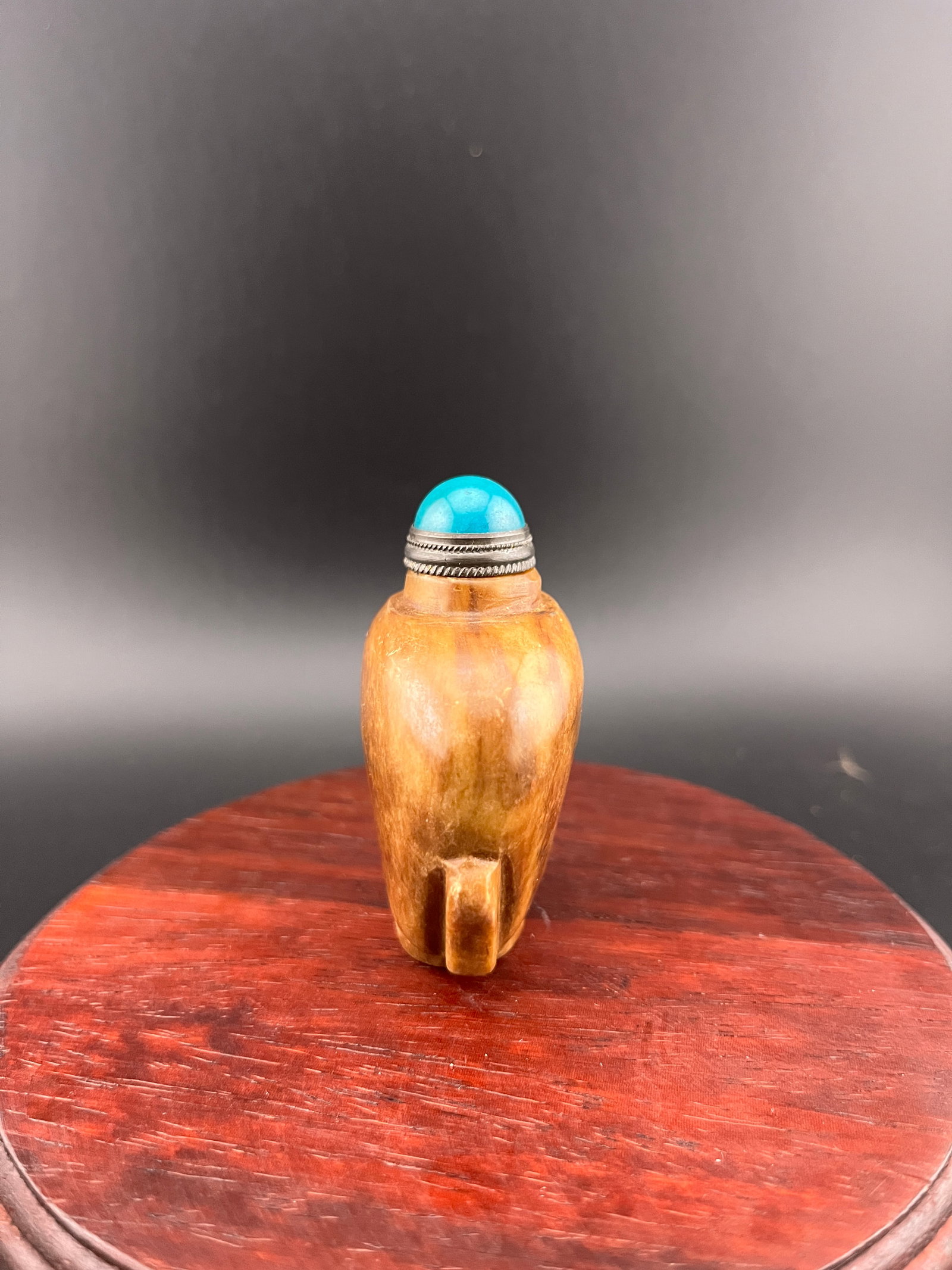 A FINE JADE MADE SNUFF BOTTLE - 4