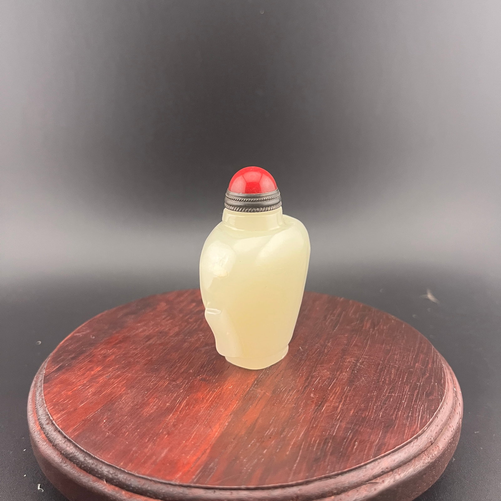 A FINE WHITE JADE MADE SNUFF BOTTLE - 2