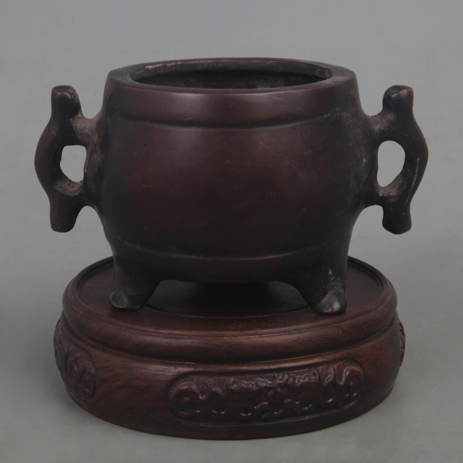 A FINE XUAN DE STYLE ROUND THREE FOOT CENSER: Ming Dynasty Style; Diameter: 4.0 inch; High: 2.5 inch; Woodbase for picture and display only