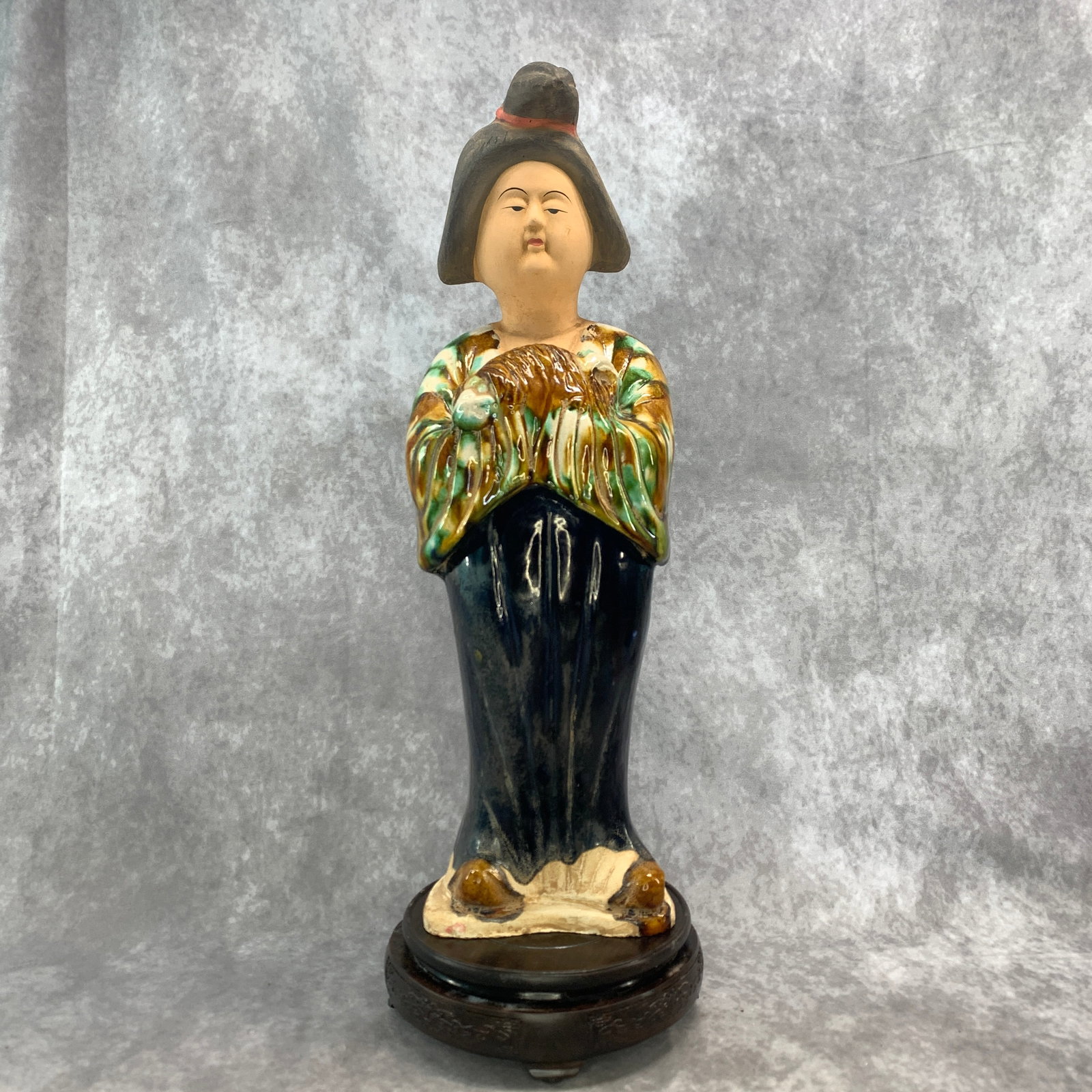 A FINE SAN CAI STYLE DIGNIFIED WOMAN POTTERY FIGURE: Long: 5.3 inch; Width: 4.9 inch; High: 17.3 inch; Woodbase for picture and display only