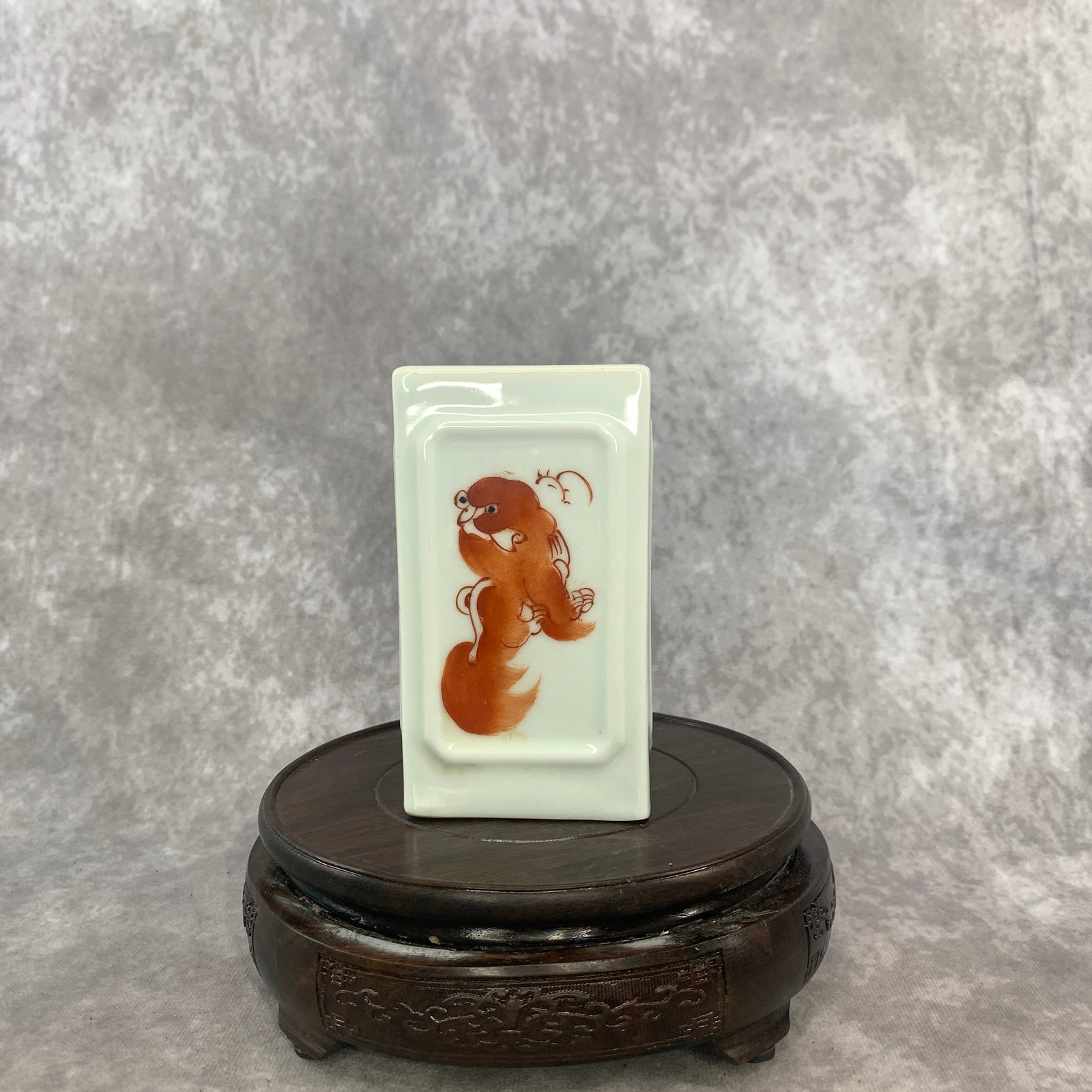 A FINE LION PATTERN SQURE SHAPED PORCELAIN PEN HOLDER (1 of 6)