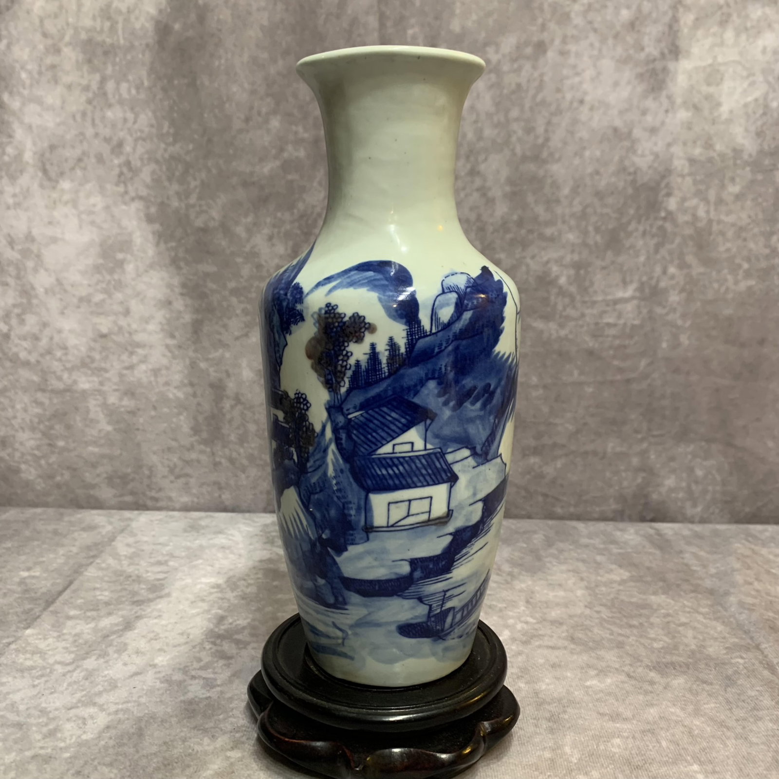 A FINE BLUE AND WHITE TREE PATTERN PORCELAIN VASE (1 of 6)