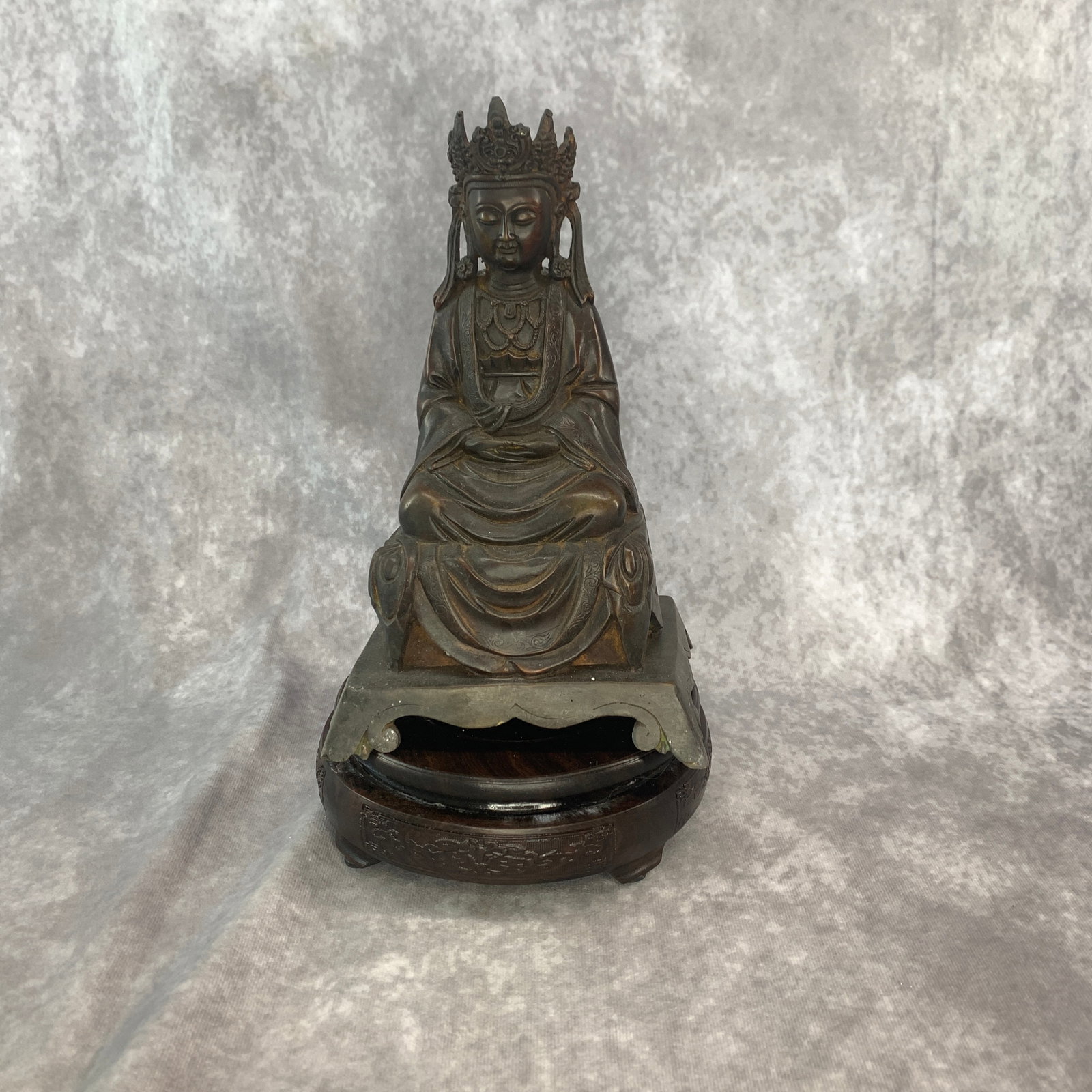 A FINE BRONZE STATUE OF GUAN YIN (1 of 5)