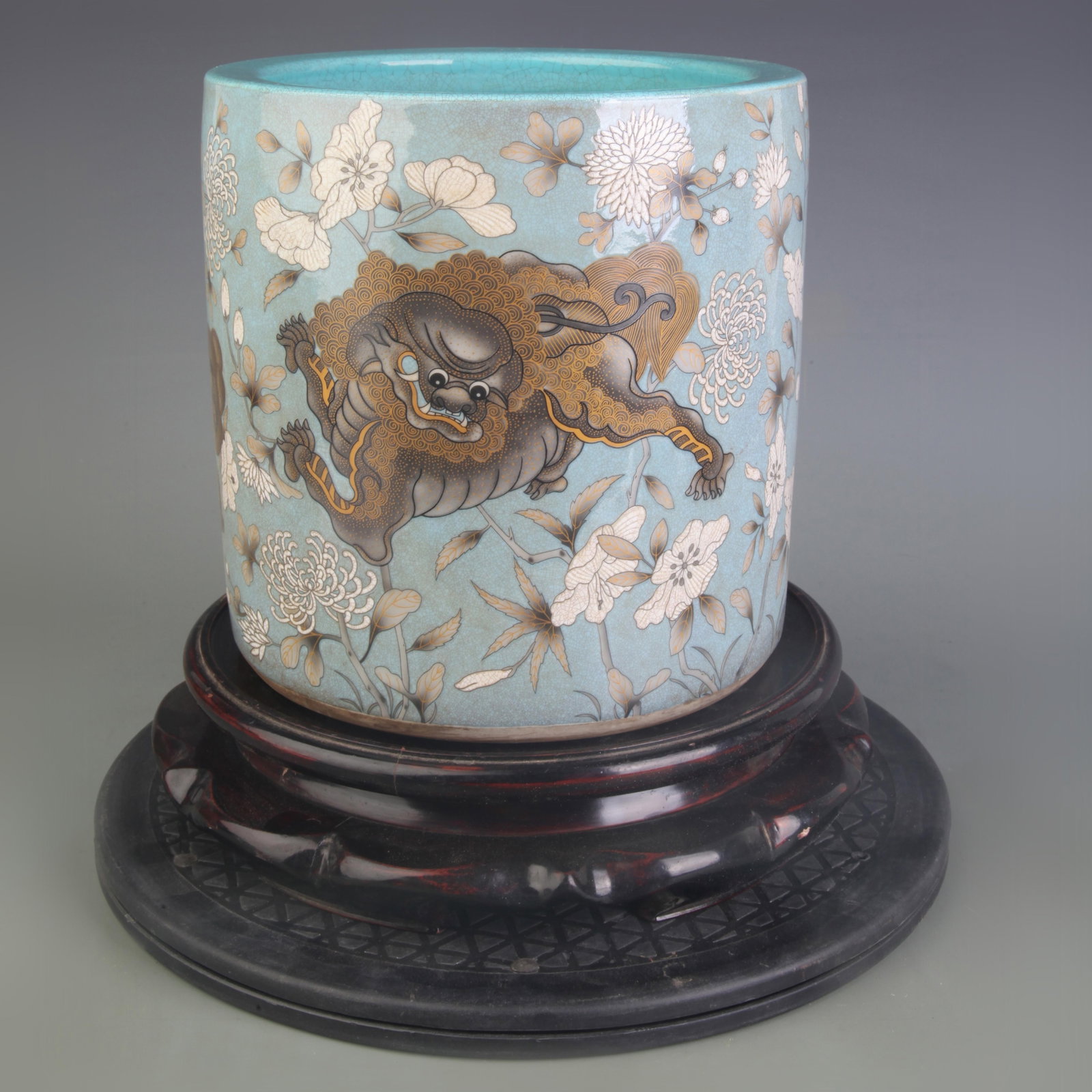 FAMILLE ROSE GREEN GROUND AUSPICIOUS BEAST PATTERN PEN HOLDER: Qing Dynasty; Diameter: 7.6 inch; High: 7.6 inch; Woodbase for picture and display only