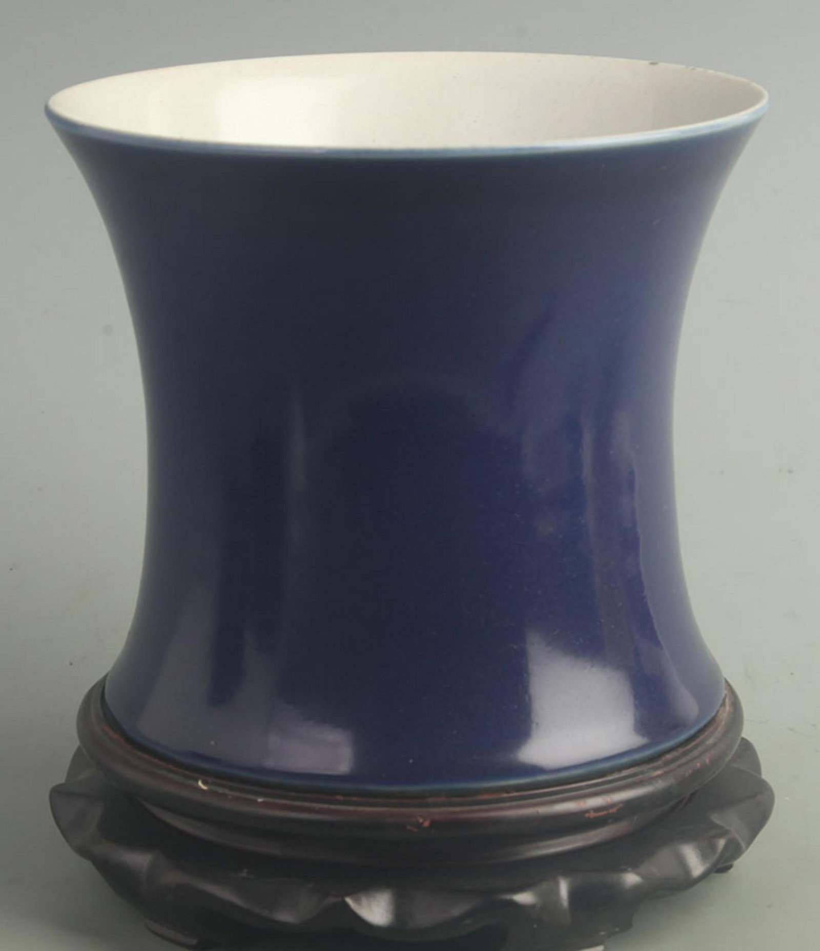 A FINE GREEN GLAZE PORCELAIN PEN HOLDER (1 of 5)