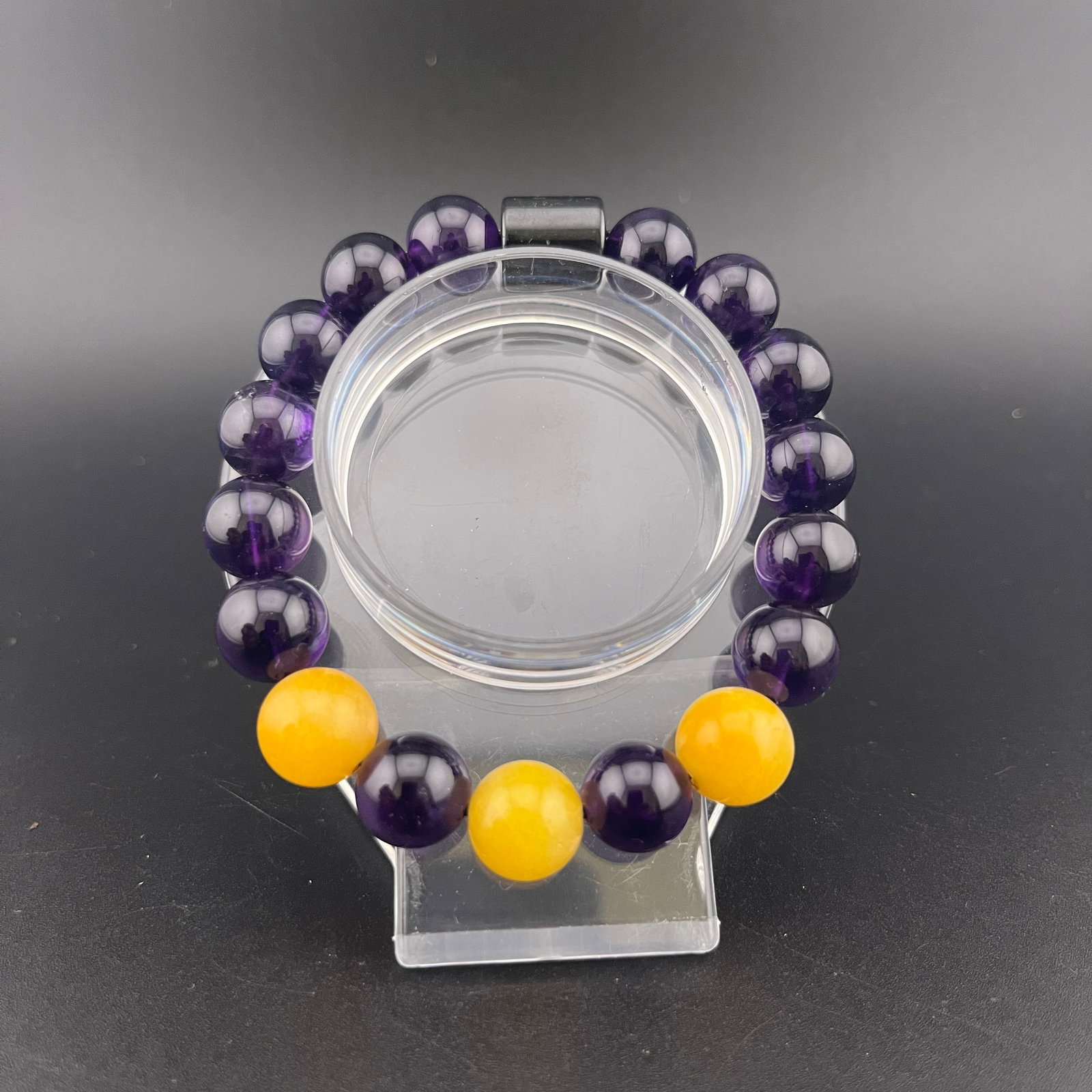 A FINE BLUE CRYSTAL AND YELLOW JADE MADE BRACELET: Modern; Long: 4.2 inch; Diameter: 0.4 inch; Woodbase for picture and display only