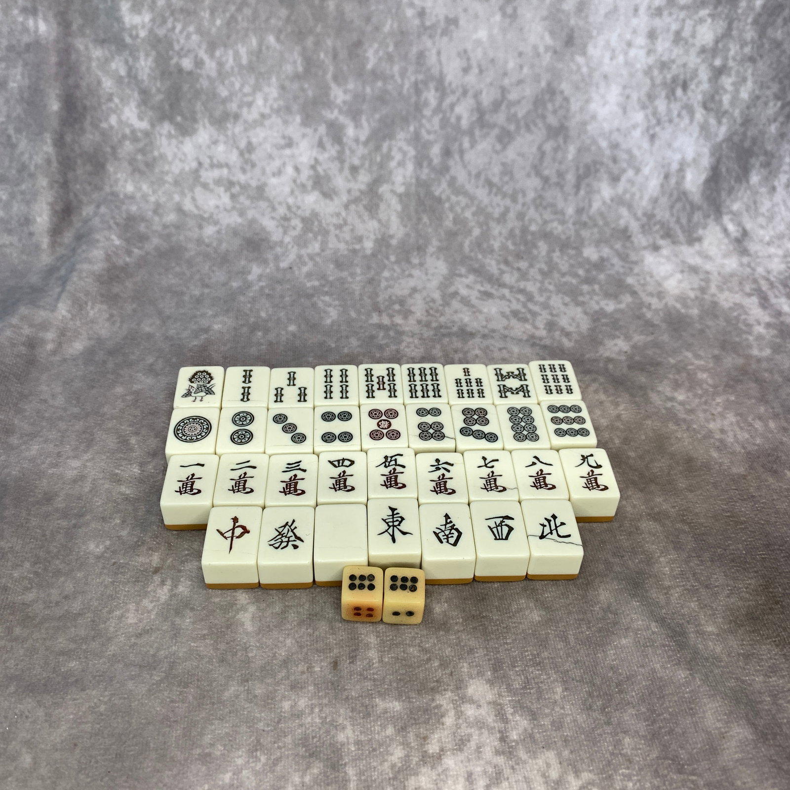 A FINE VINTAGE CHINESE MAHJONG (1 of 5)