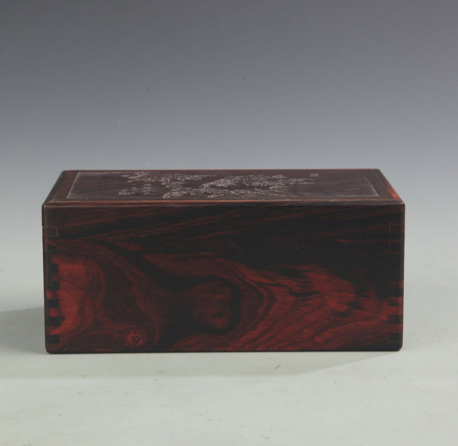 A FINE HUA LI MU FINELY CARVED WOODEN BOX: Qing Dynasty, High: 2.75 inch; Long: 6.25 inch; Width: 3.5 inch; Woodbase for picture and display only