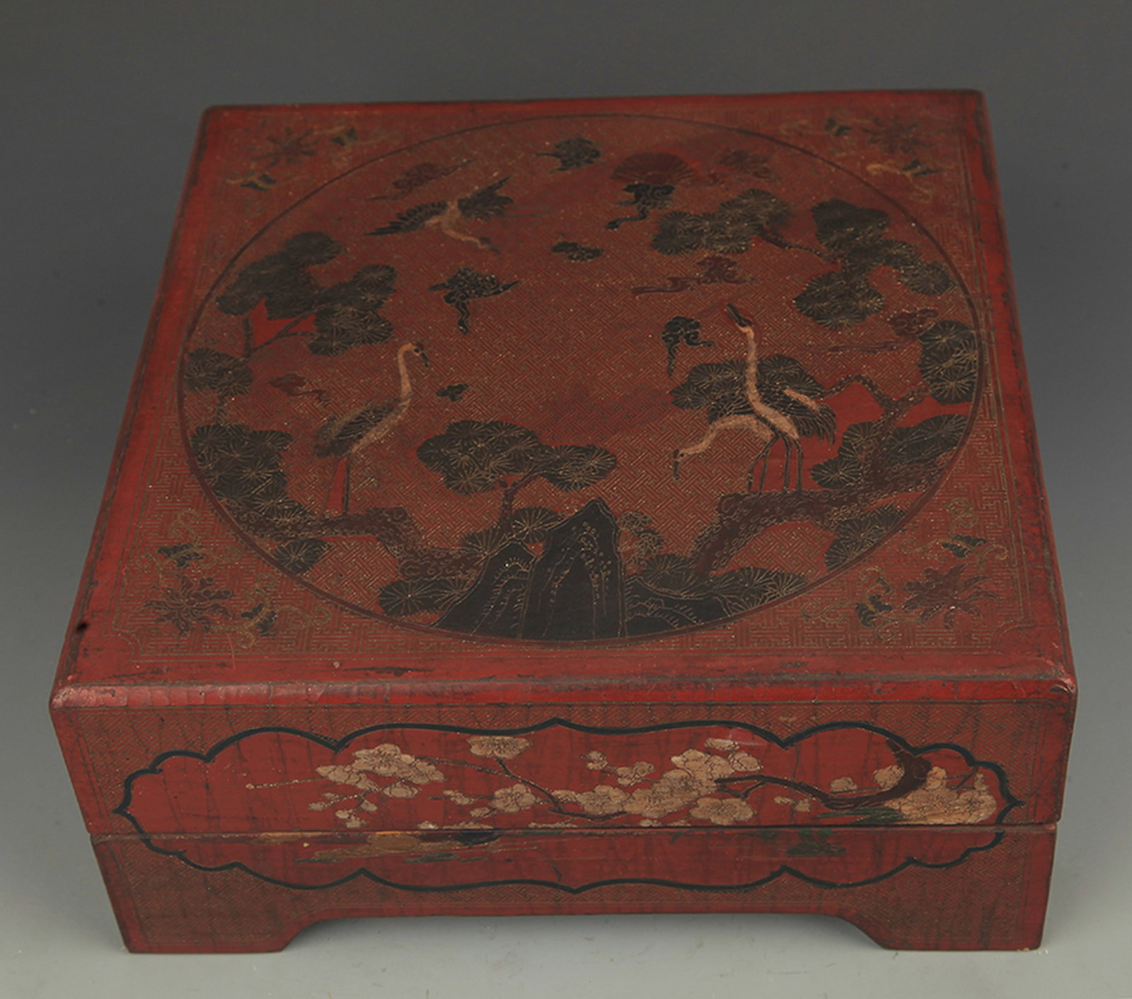 REAR GILT LACQUERED WOOD CRANE PATTERN JEWELRY BOX: Qing Dynasty, High: 3.75 inch; Width: 8.75 inch; Woodbase for picture and display only