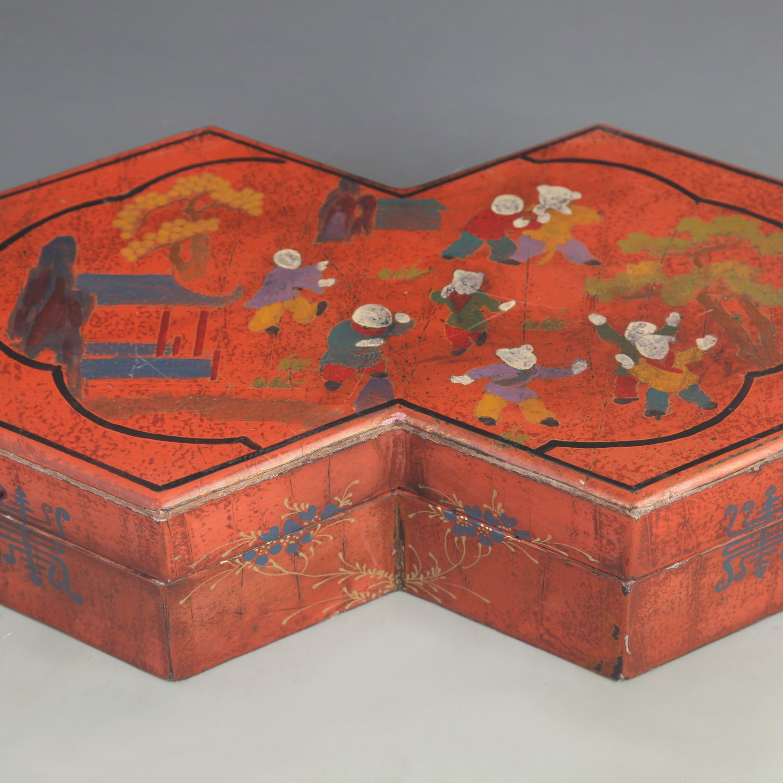 LACQUER AND PAINTED DOUBLE-PANEL BOX WITH CHILDREN PLAYING - 2