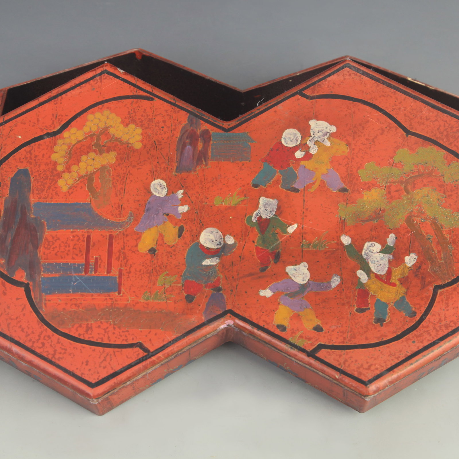 LACQUER AND PAINTED DOUBLE-PANEL BOX WITH CHILDREN PLAYING - 3