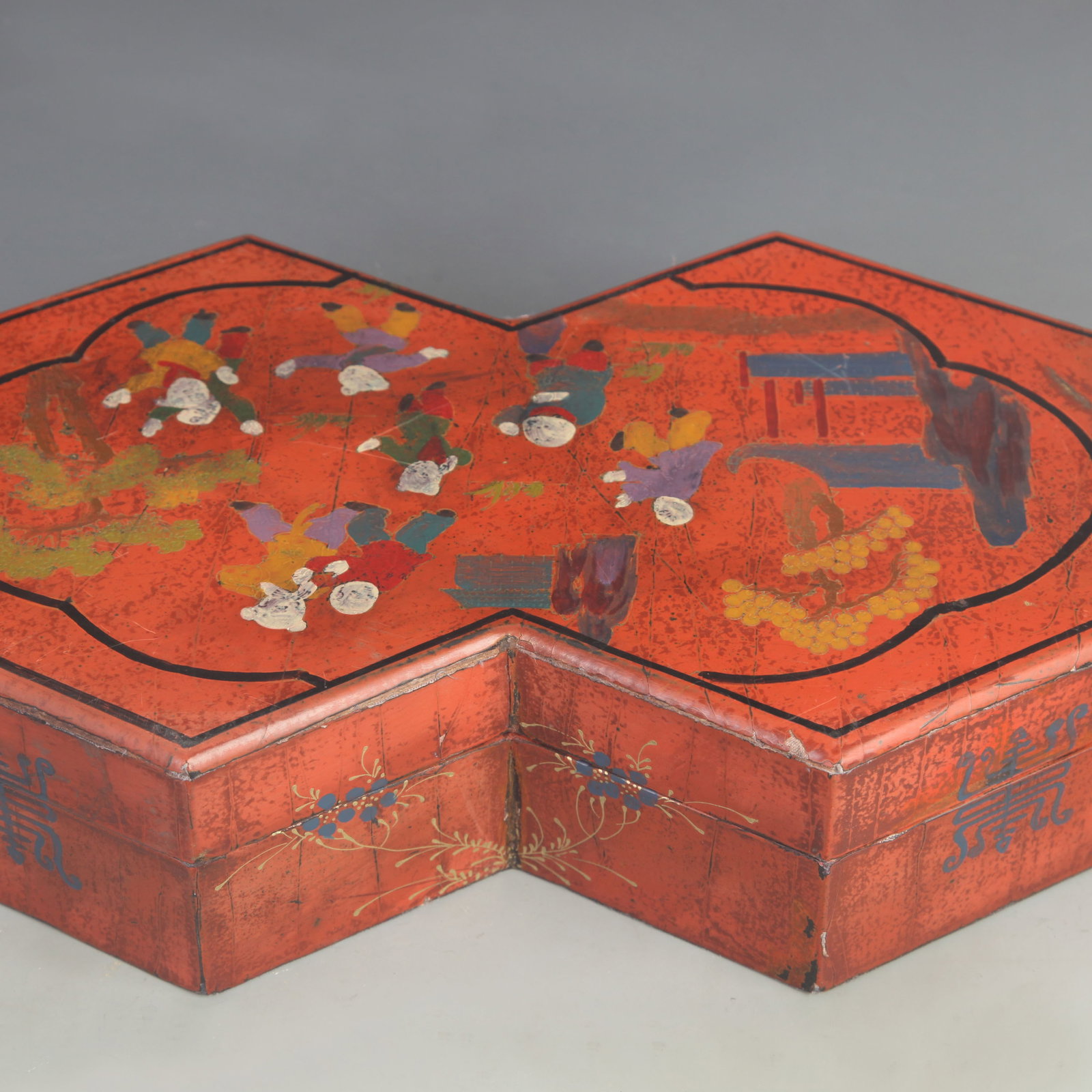 LACQUER AND PAINTED DOUBLE-PANEL BOX WITH CHILDREN PLAYING - 4