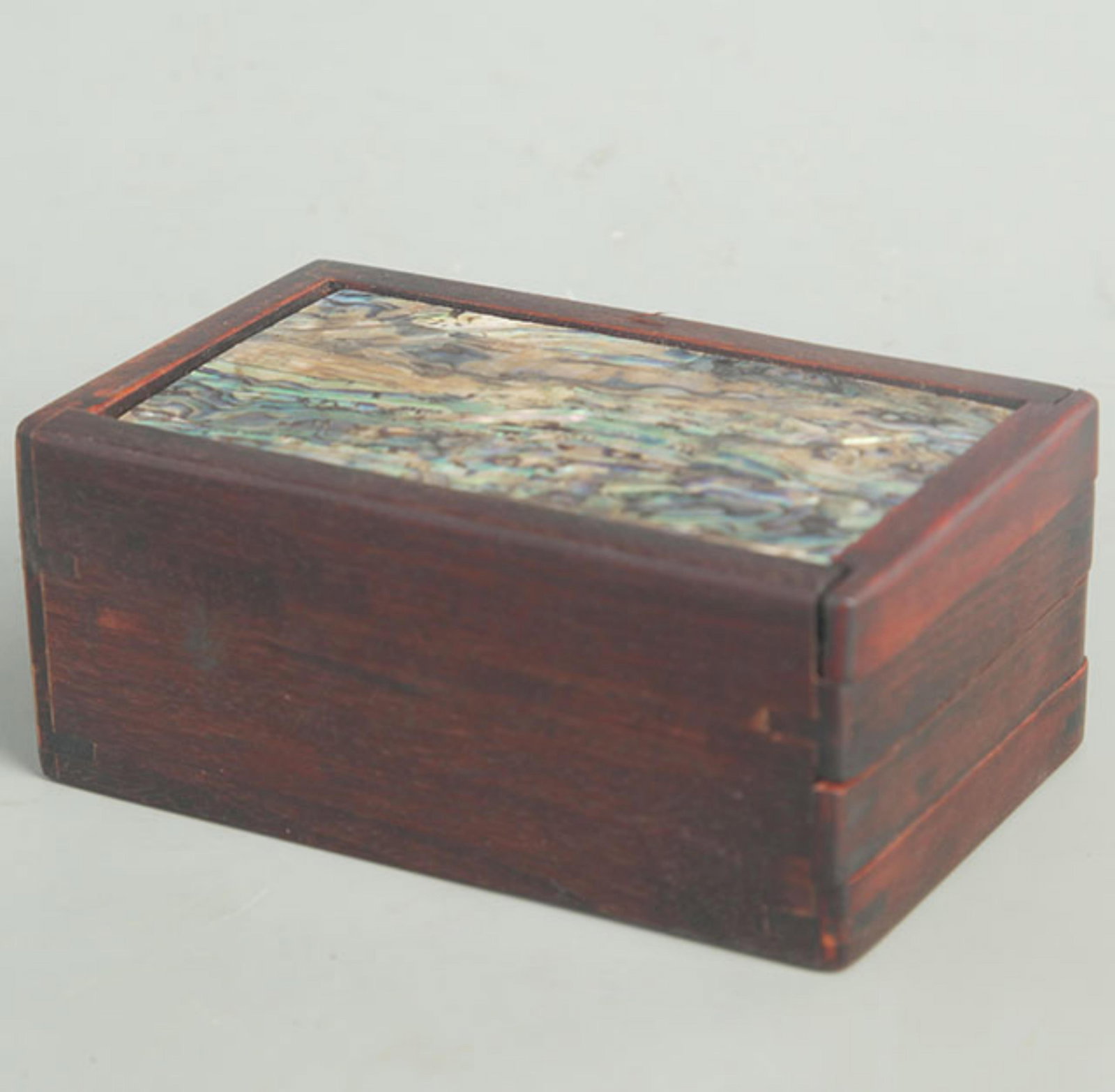 ROSEWOOD MADE BOX INLAID WITH SHELL: 20th Century; High: 2.25 inch; Width: 3.00 inch; Long: 5.25 inch; Woodbase for picture and display only