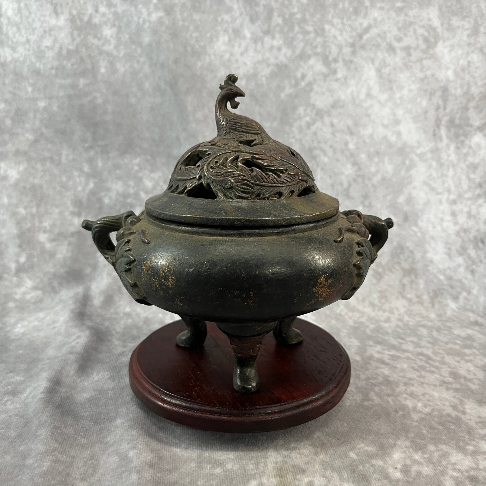 A FINE PHOENIX TOP BRONZE INCENSE BURNER: Qing Dynasty; Long: 7.1 inch; Width:5.3 inch; Heigh: 6.5 inch; Woodbase for picture and display only