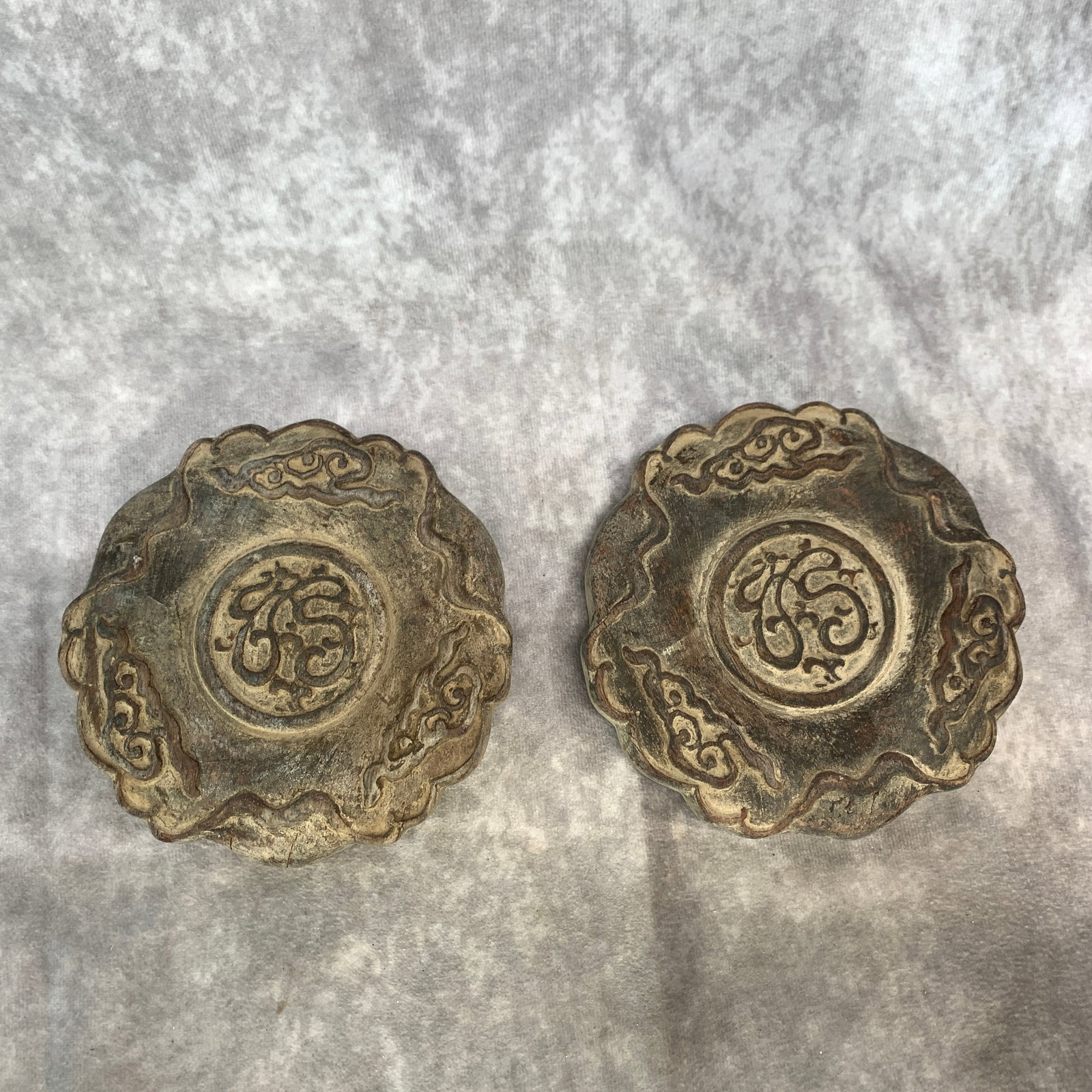 PAIR OF FINELY CARVED WOODEN BASE: Modern; Heigh: 1.1 inch; Diameter: 5.4 inch; Woodbase for picture and display only