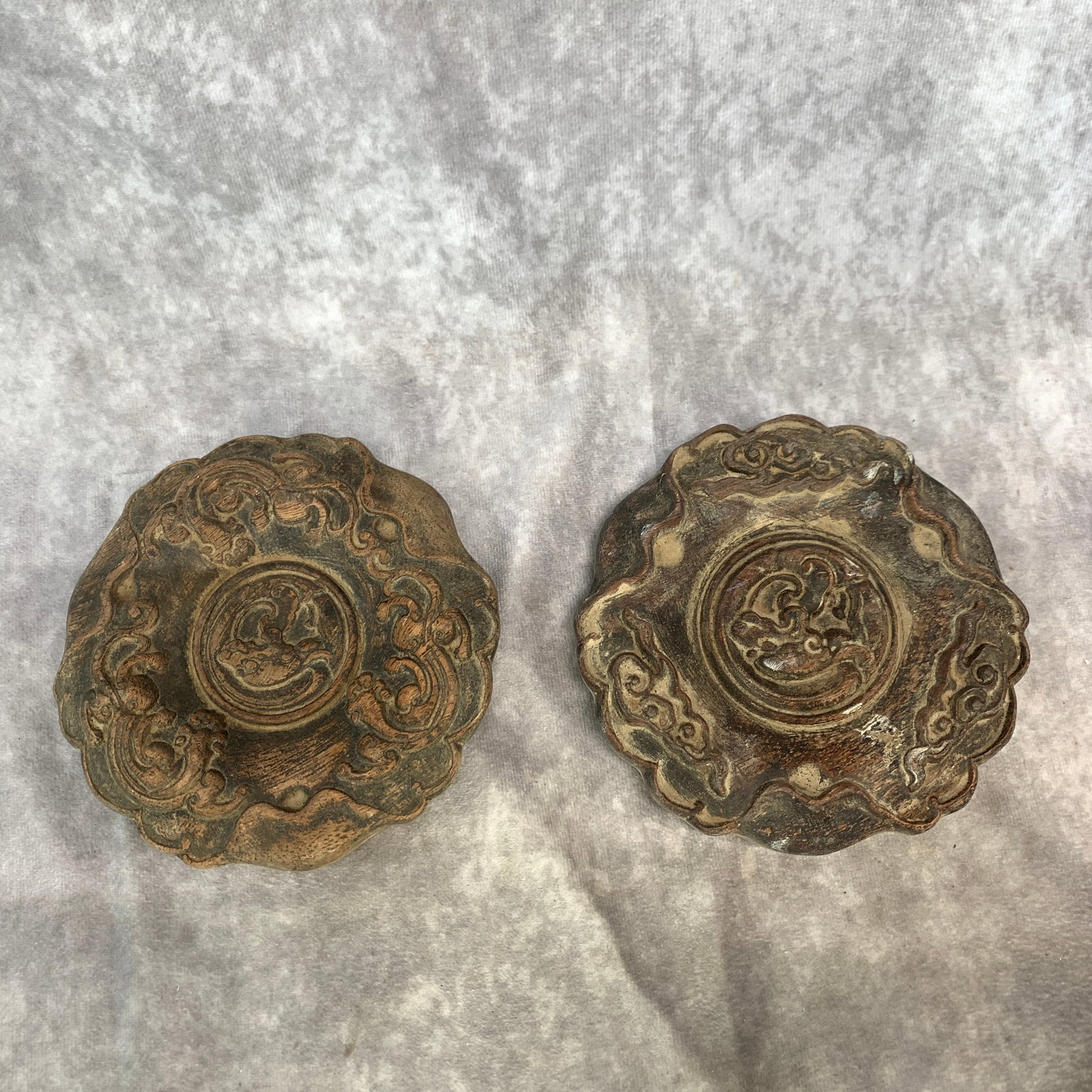 PAIR OF FINELY CARVED WOODEN BASE: Modern; Heigh: 1.1 inch; Diameter: 5.4 inch; Woodbase for picture and display only