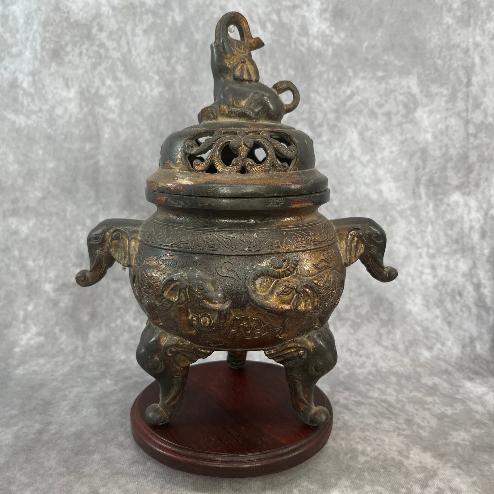 A FINE TRIPOD ELEPHANT FOOT, HANDLE AND TOP STYLE CENSER: 20th Century; Long: 8 inch; Width:5.5 inch; Heigh: 9.7 inch; Woodbase for picture and display only