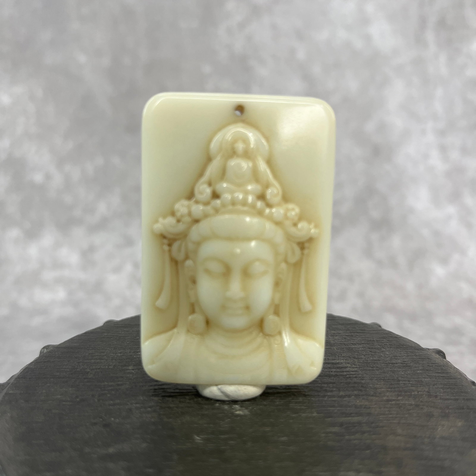 A FINE HETIAN JADE PENDANT WITH GUAN YIN PATTERN: Qing Dynasty; Long: 2.12 inch; Width: 1.4 inch; High: 0.31 inch; Woodbase for picture and display only