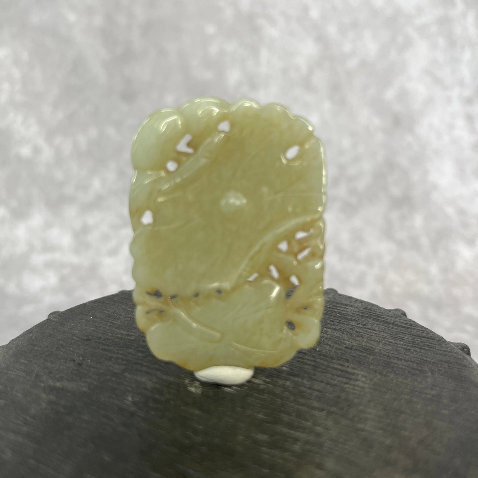 A FINE HETIAN WHITE JADE OPENWORK DESIGEN PENDANT: Qing Dynasty; Long: 1.92 inch; Width: 1.36 inch; High: 0.21 inch; Woodbase for picture and display only