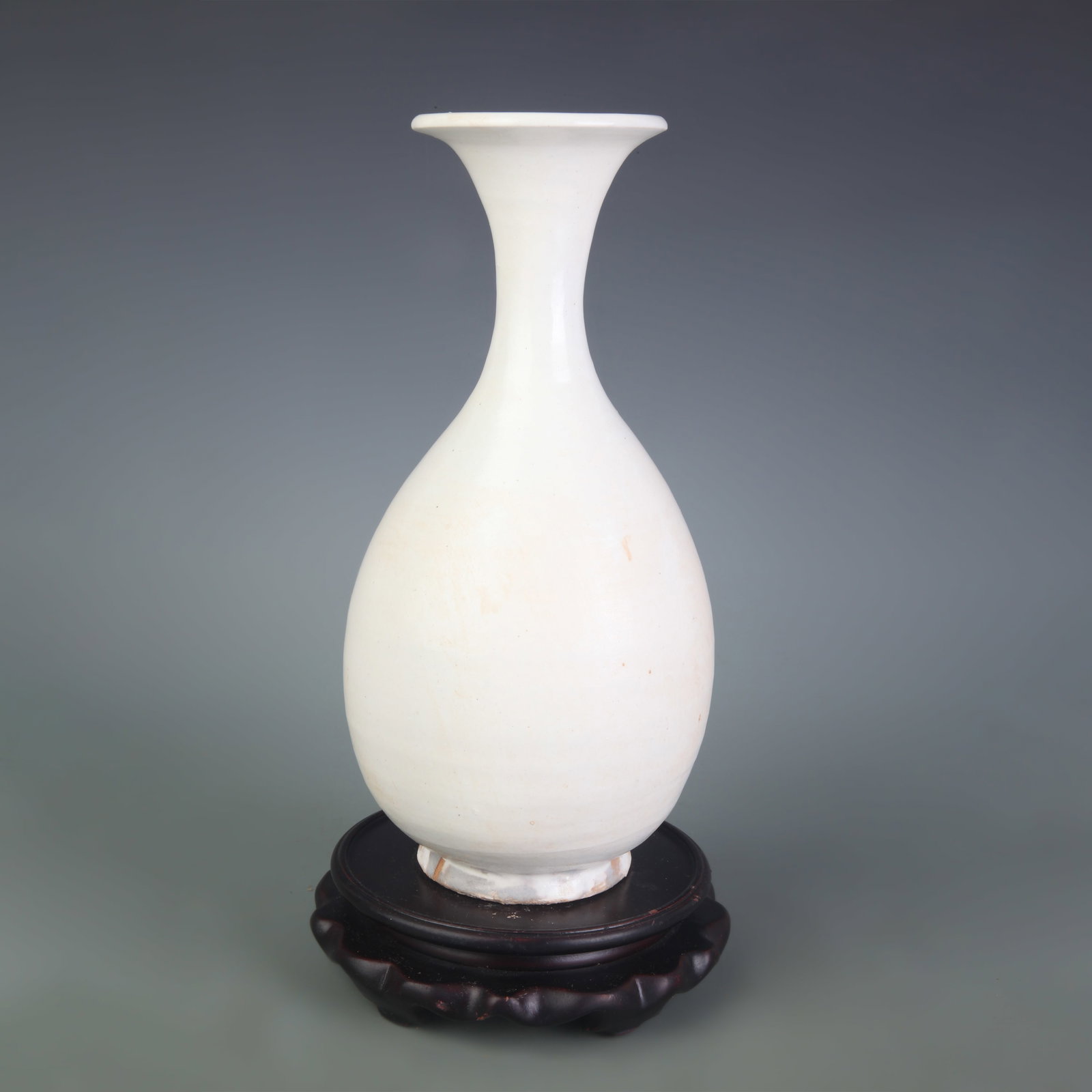 A WHITE PORCELAIN YUHUCHUN VASE (1 of 5)