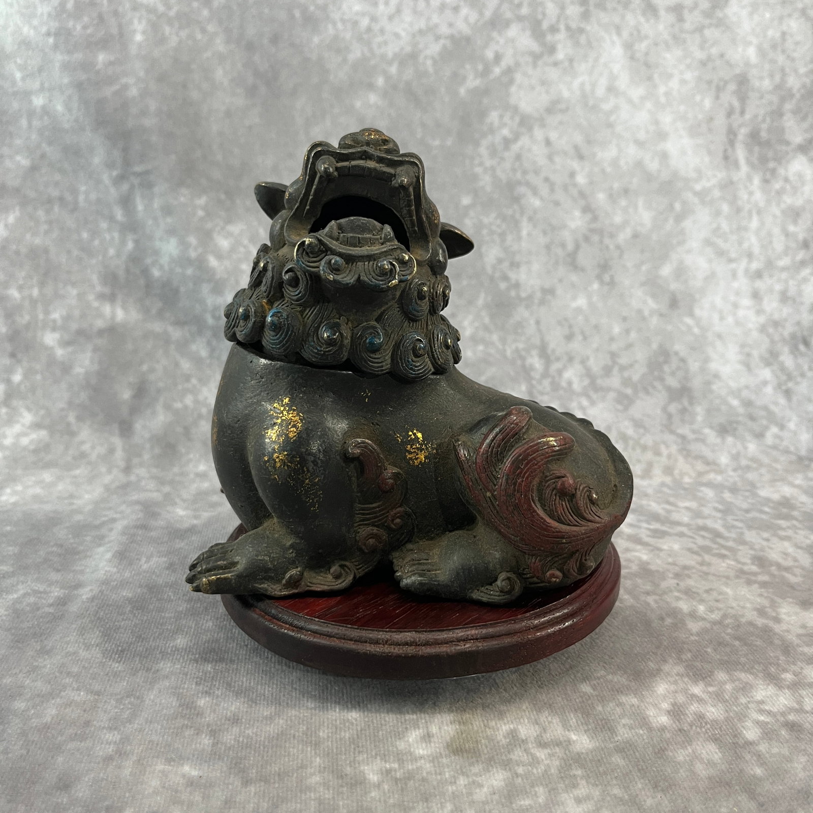 A FINE FOO DOG FIGURE BRONZE INCENSE BURNER: 19th Century; Long: 5.9 inch; Width:3.7 inch; Heigh: 5.1 inch; Woodbase for picture and display only