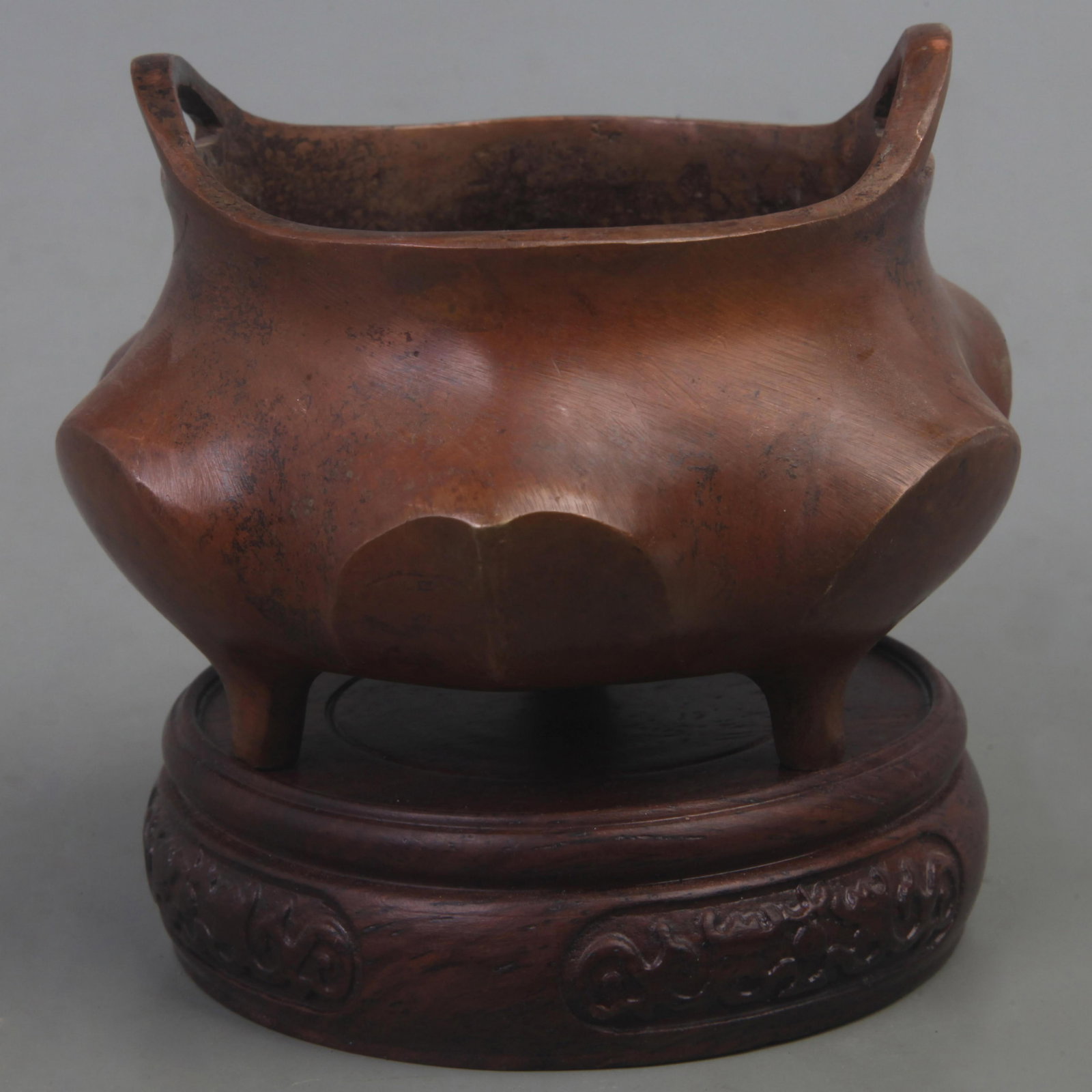 XUAN DE STYLE THREE FOOT BRONZE CENSER: Ming Dynasty Style; Diameter: 4.5 inch; High: 3.2 inch; Woodbase for picture and display only