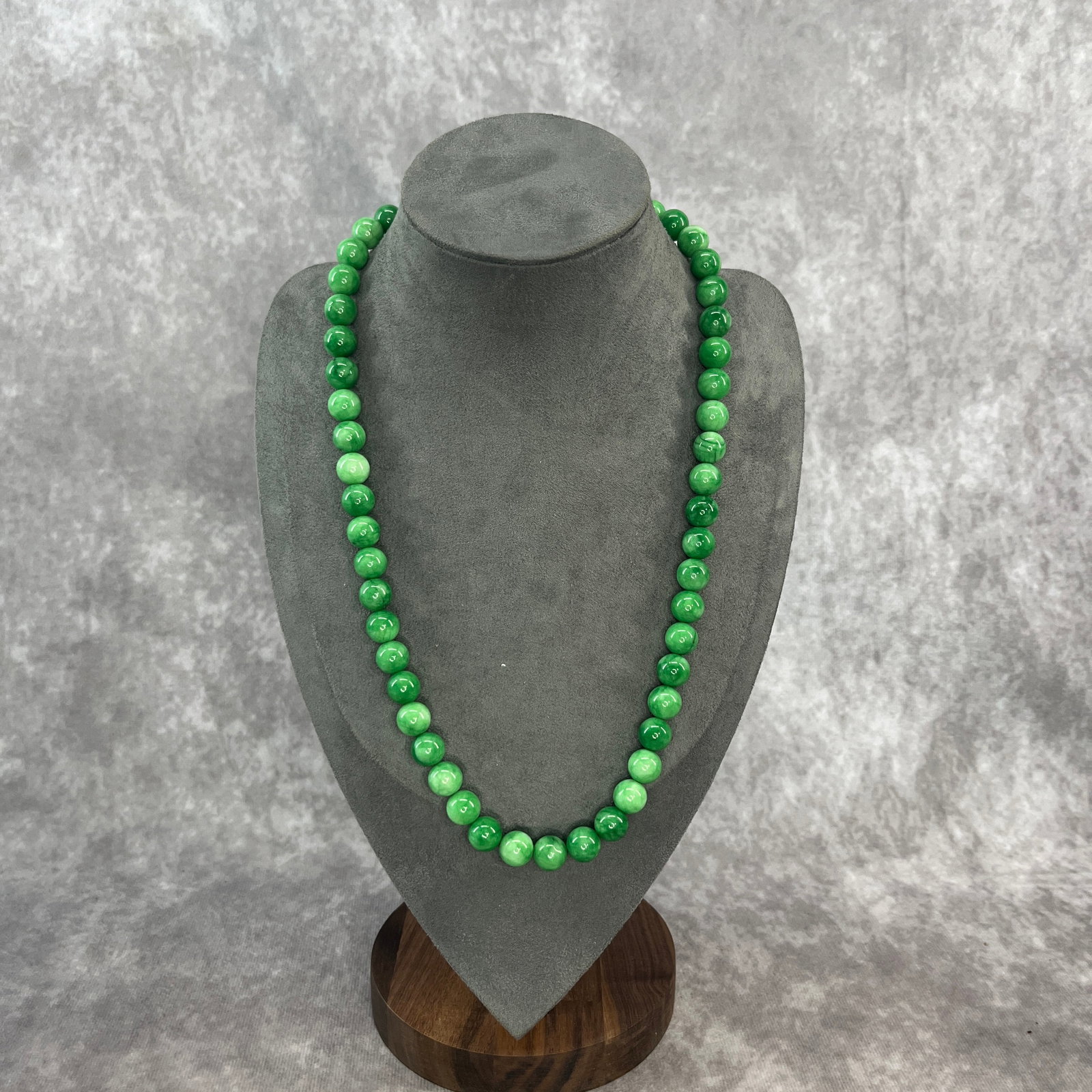 A FINE CHINESE JADE BEAD NECKLACE: Modern; Long: 10.8 inch; Diameter: 0.4 inch; Woodbase for picture and display only