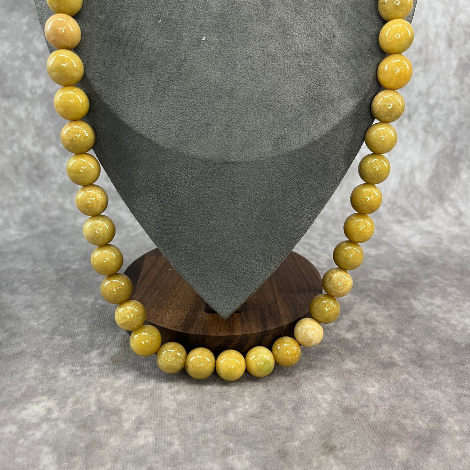 A FINE YELLOW JADE MADE NECKLACE - 2