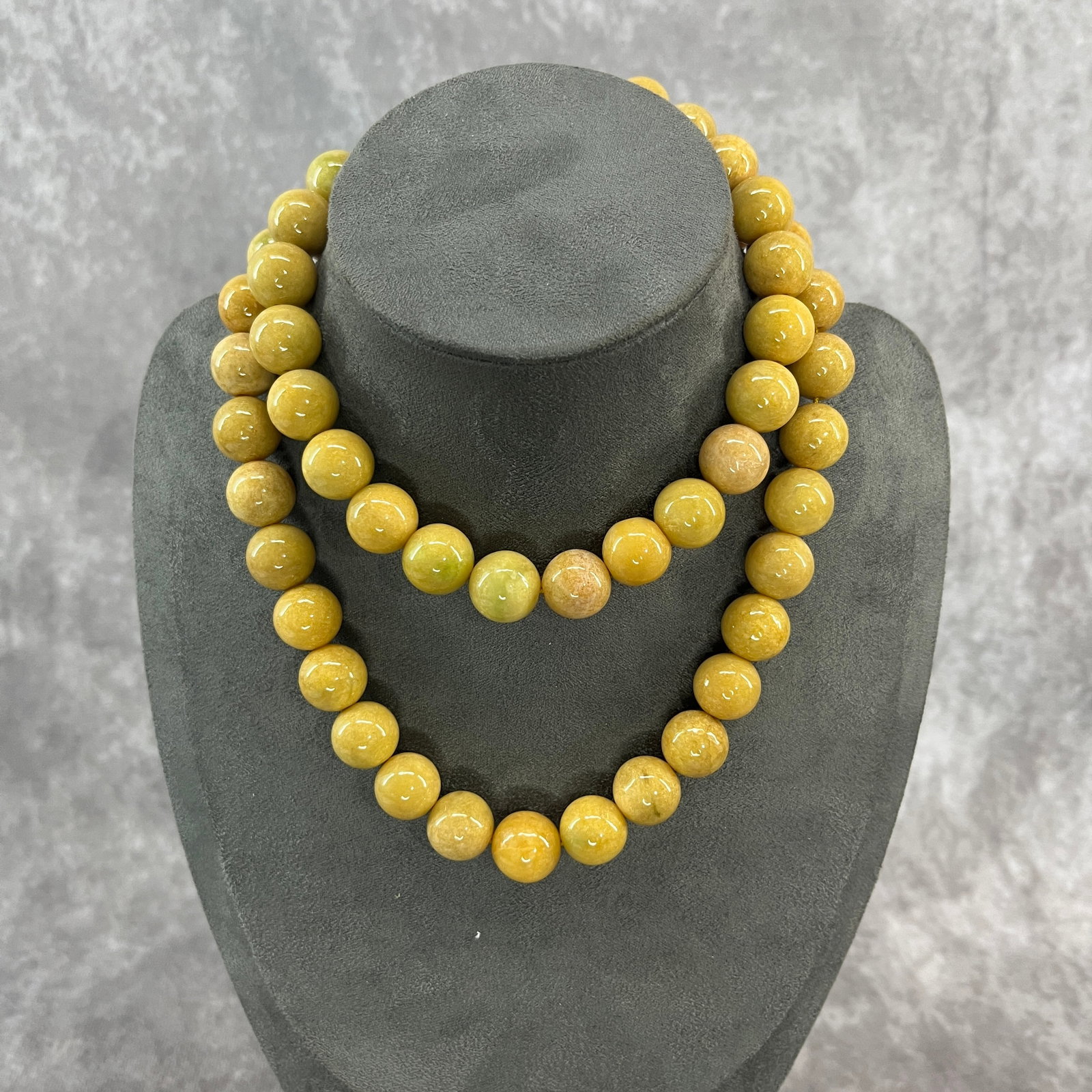 A FINE YELLOW JADE MADE NECKLACE - 3
