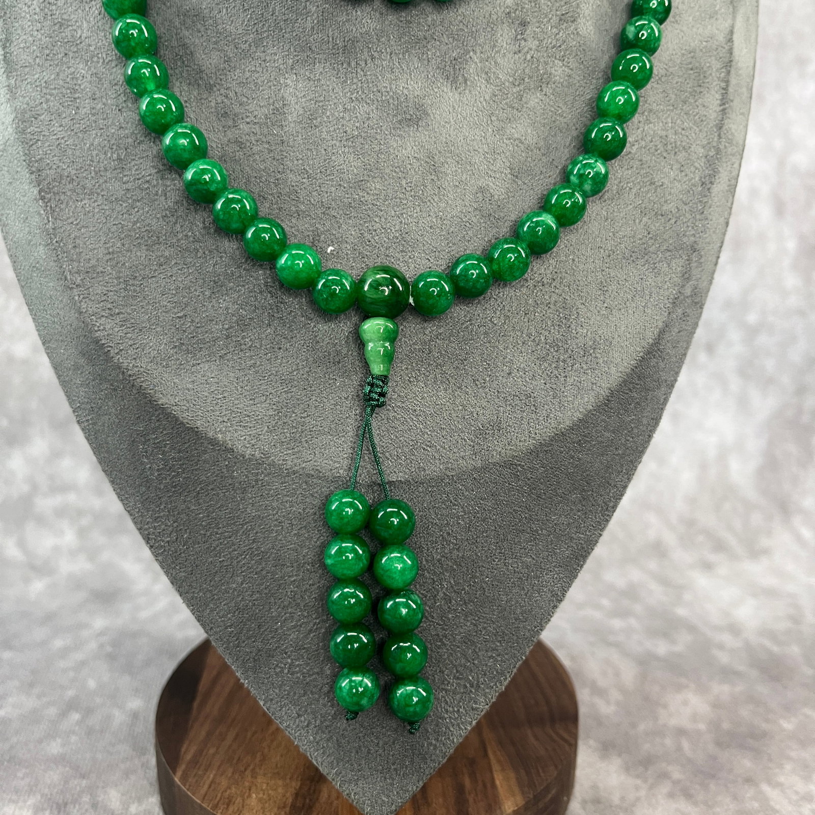 A FINE JADE MADE NECKLACE - 2