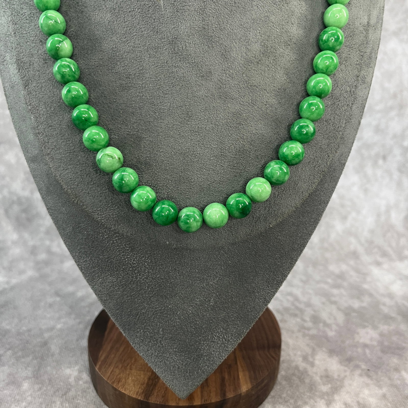 A FINE JADE MADE NECKLACE - 2