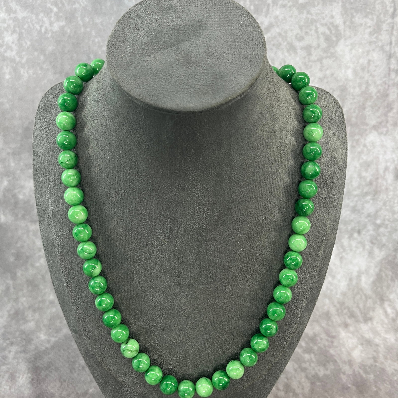 A FINE JADE MADE NECKLACE - 3