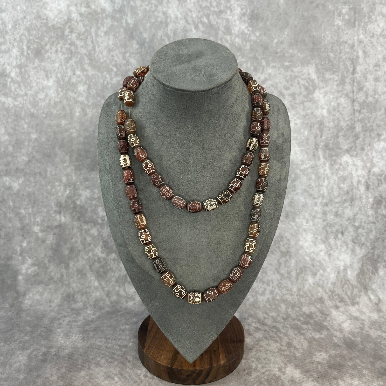 A FINE TIBETIAN STYLE GALSS MADE NECKLACE: Modern; Long: 19.8 inch; Diameter: 0.39 inch; Woodbase for picture and display only