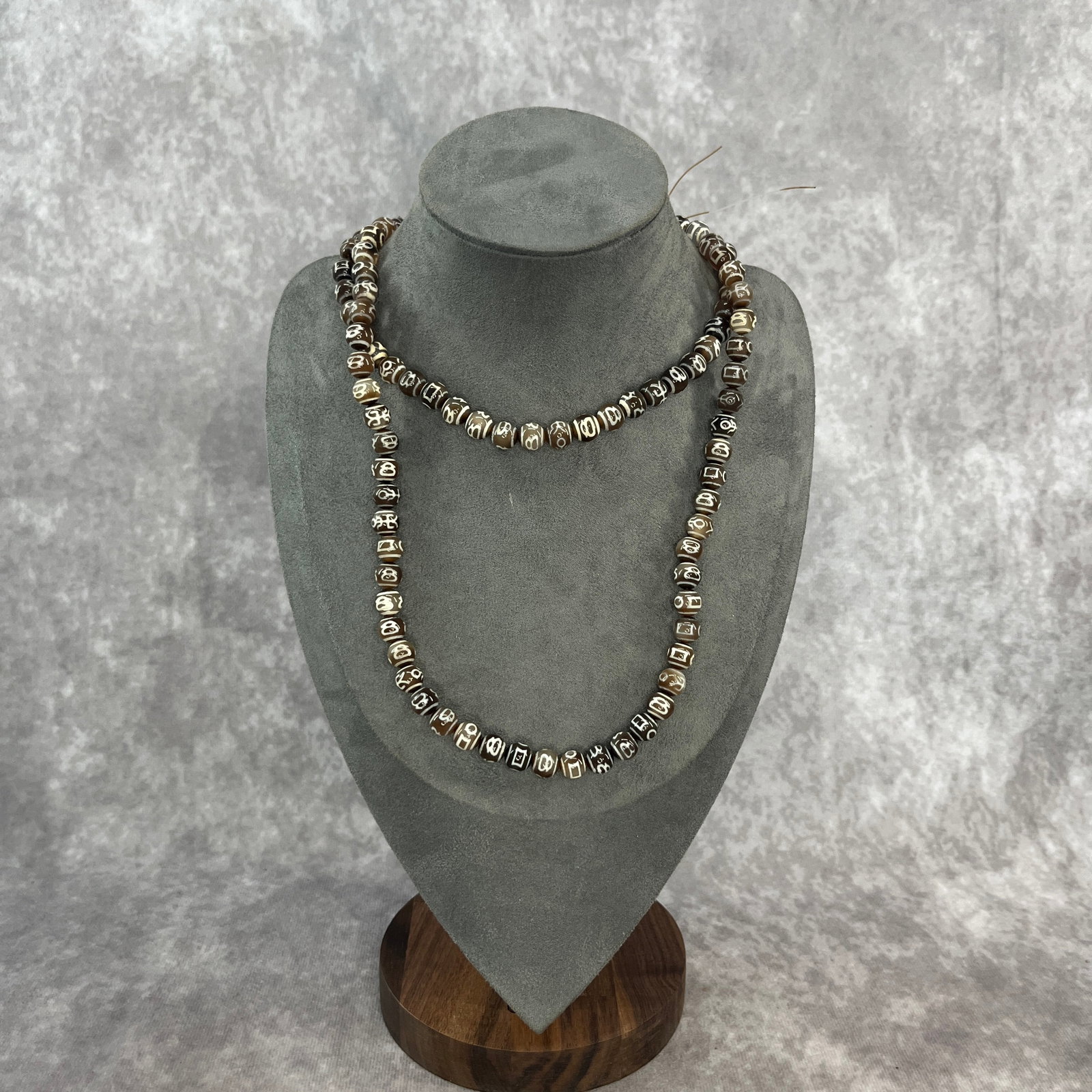 A FINE AGATE MADE PRAYER BEAD NECKLACE: Modern; Long: 17.7 inch; Diameter: 0.32 inch; Woodbase for picture and display only